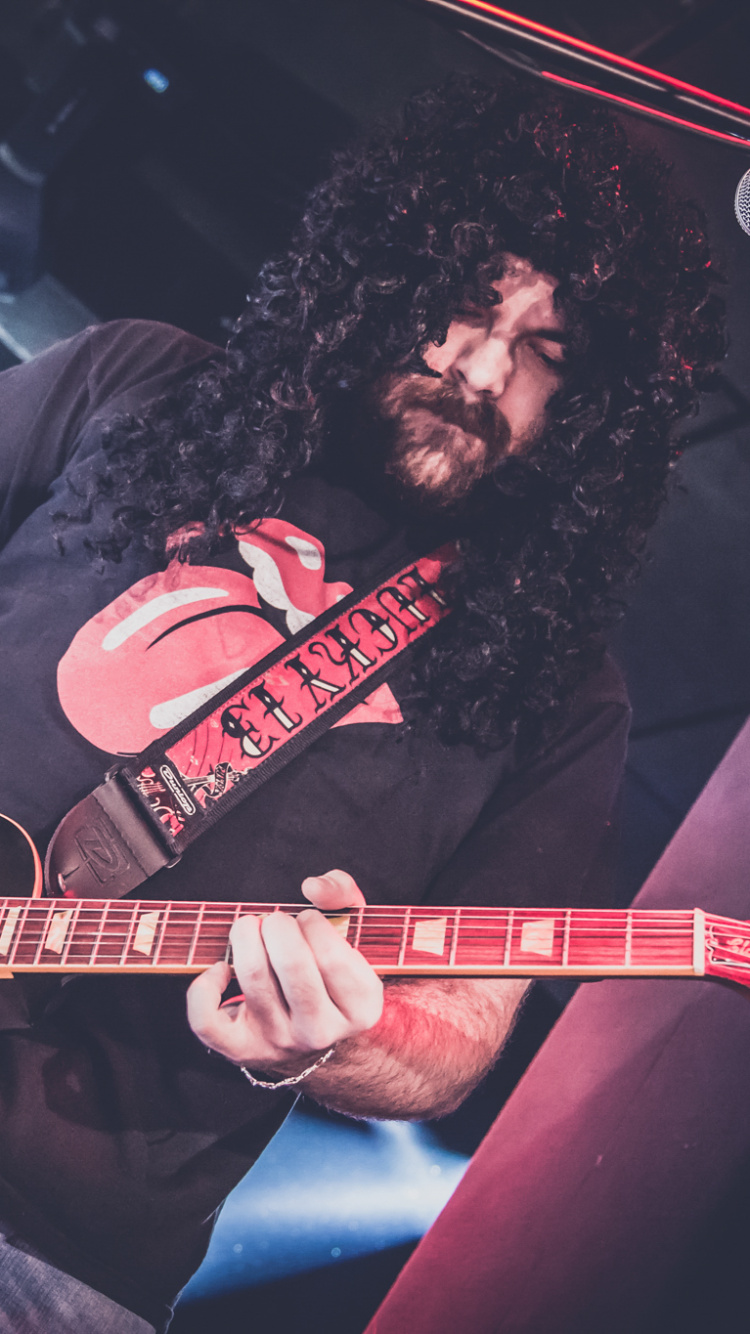 Обои басист, рокконцерт, басгитара, электрогитара, гитара в разрешении 750x1334