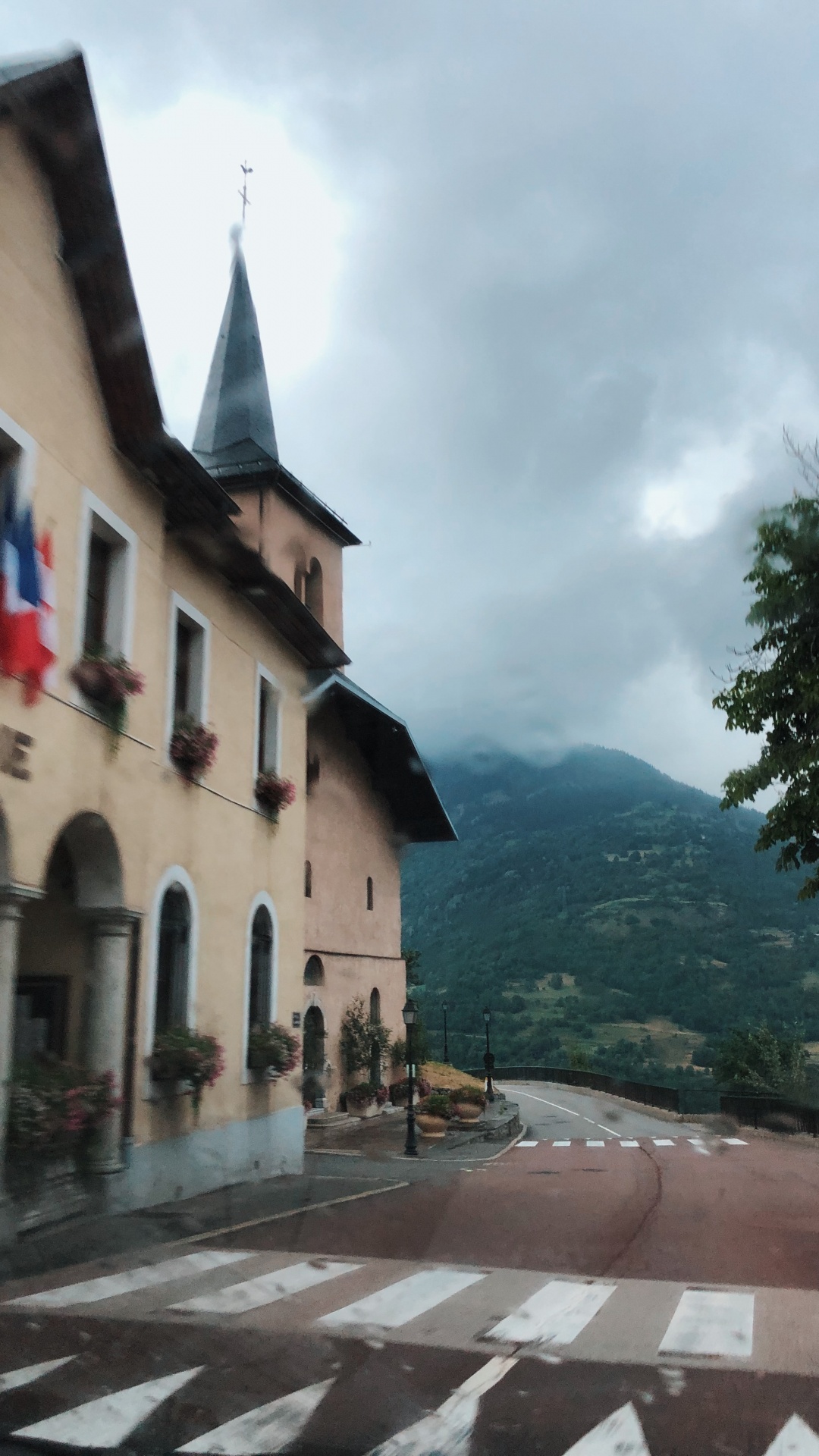 Обои горный хребет, пешеходный переход, дорога, инфраструктура, дорожное покрытие в разрешении 1080x1920