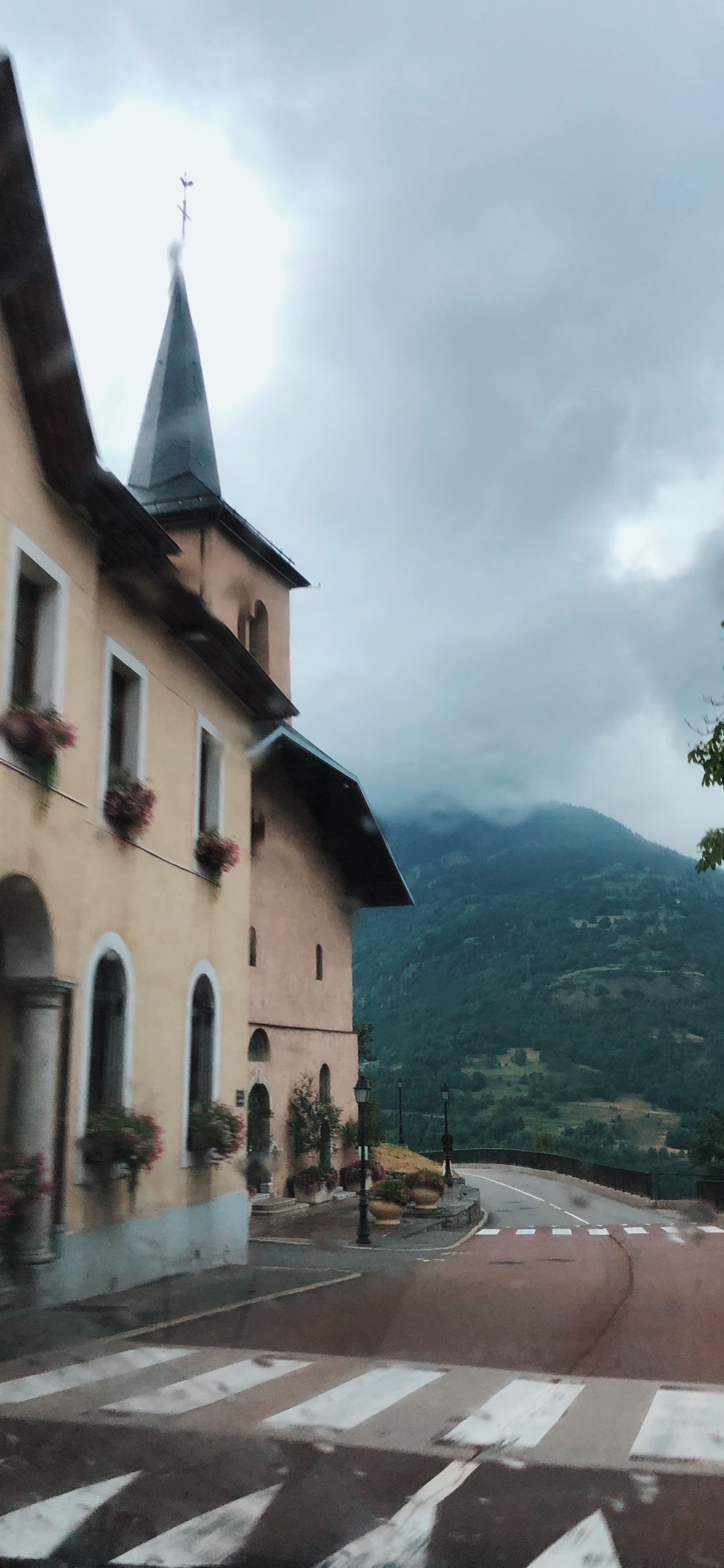 Обои горный хребет, пешеходный переход, дорога, инфраструктура, дорожное покрытие в разрешении 1242x2688