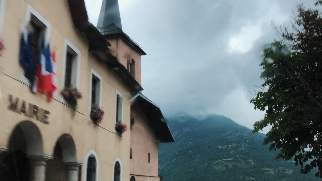 Обои горный хребет, пешеходный переход, дорога, инфраструктура, дорожное покрытие в разрешении 1280x720