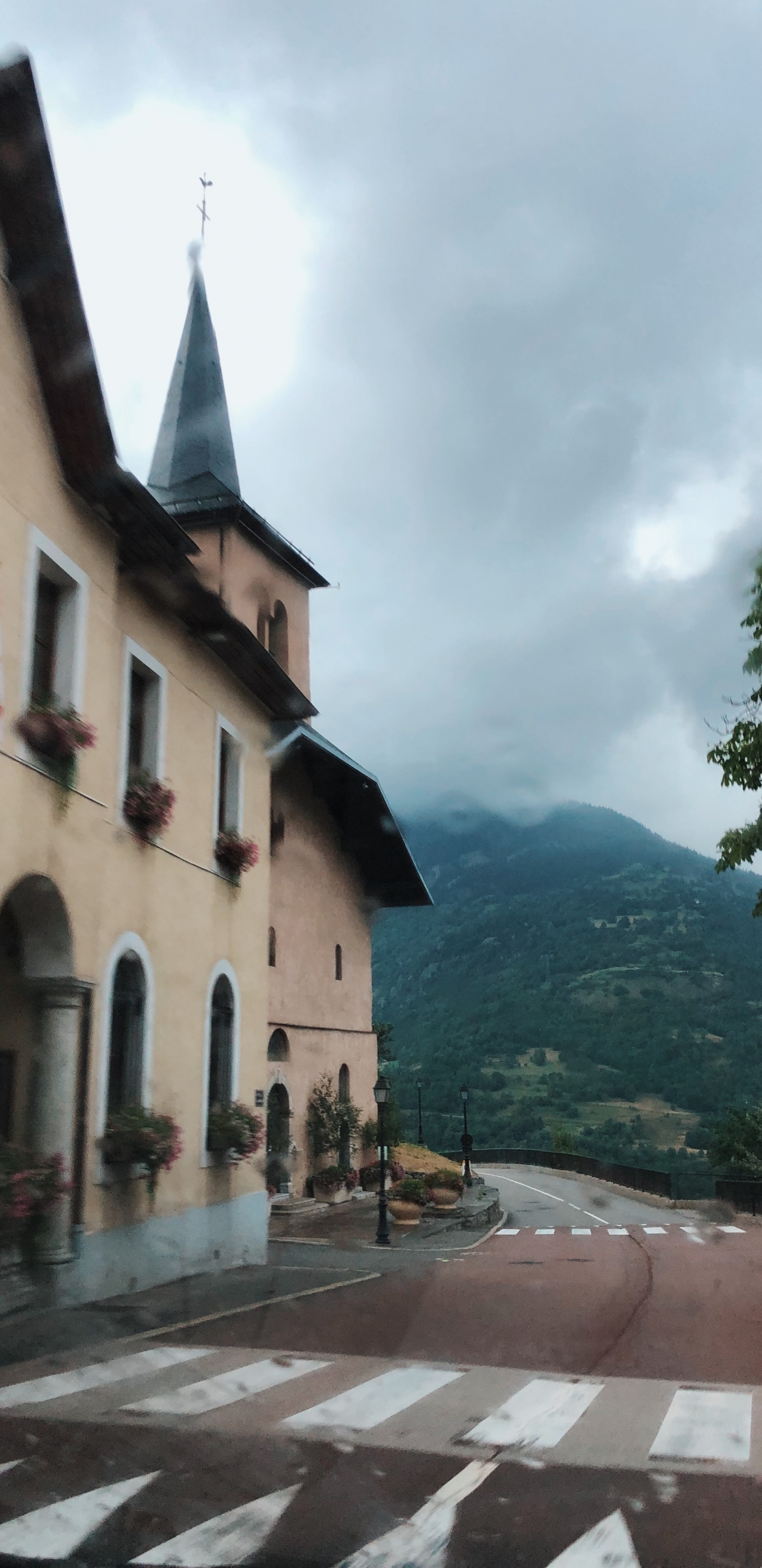 Обои горный хребет, пешеходный переход, дорога, инфраструктура, дорожное покрытие в разрешении 1440x2960