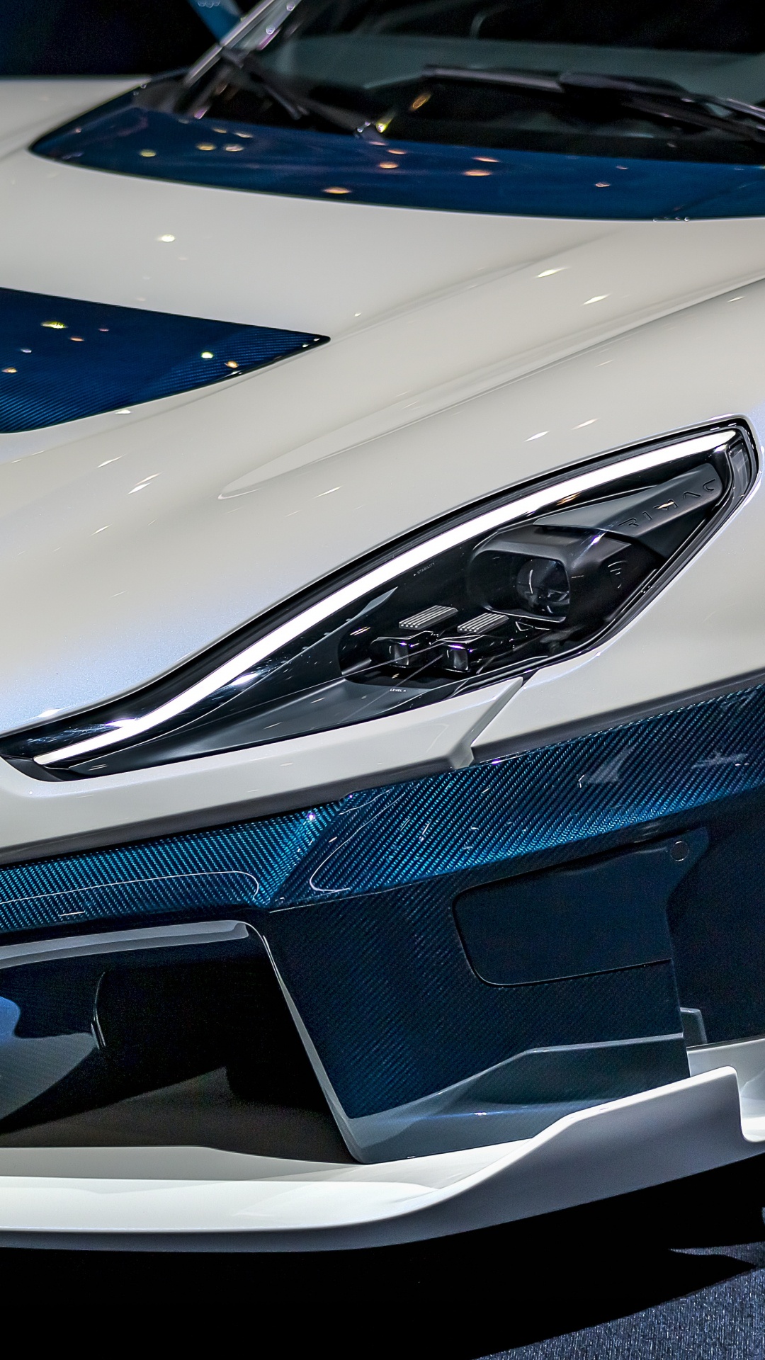 Обои бампер, автосалон, автомобиль, авто, личный роскошный автомобиль в разрешении 1080x1920