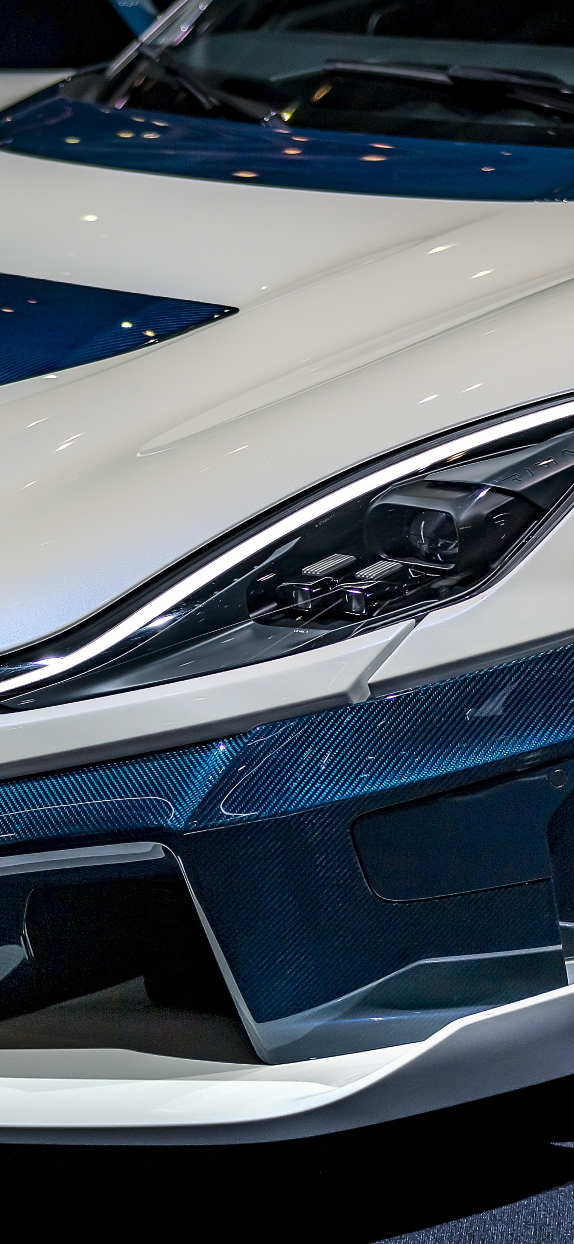 Обои бампер, автосалон, автомобиль, авто, личный роскошный автомобиль в разрешении 1125x2436