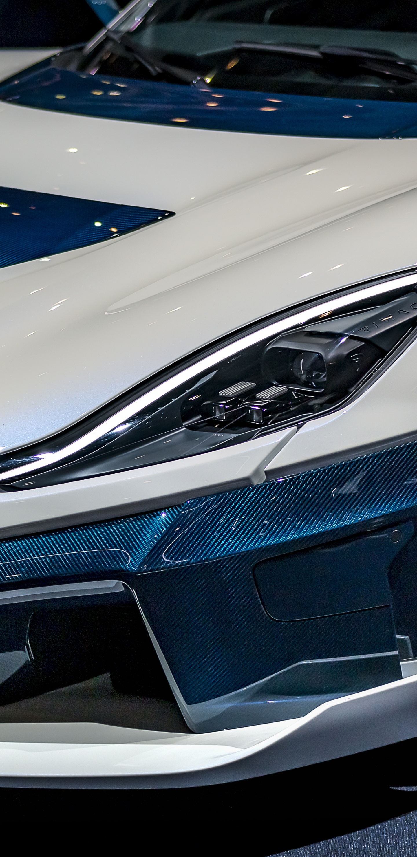 Обои бампер, автосалон, автомобиль, авто, личный роскошный автомобиль в разрешении 1440x2960