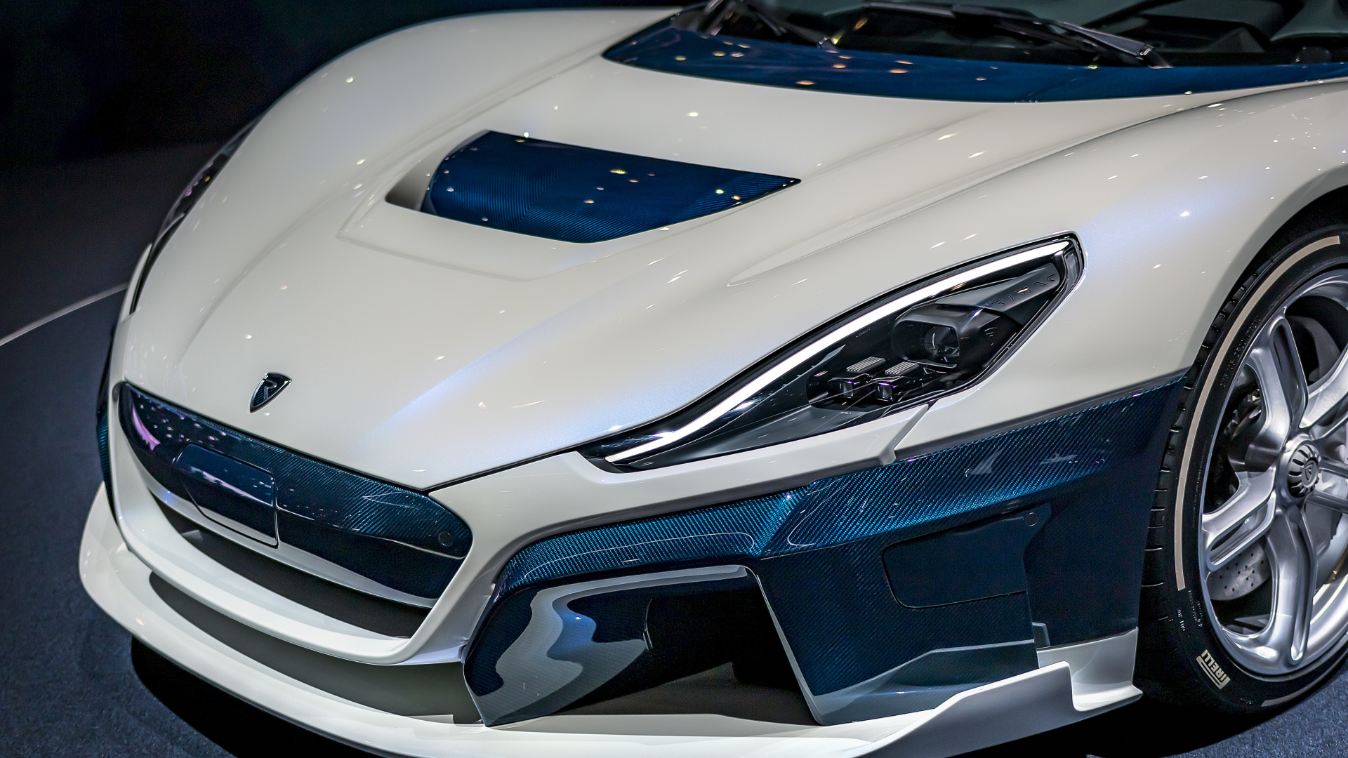 Обои бампер, автосалон, автомобиль, авто, личный роскошный автомобиль в разрешении 1920x1080