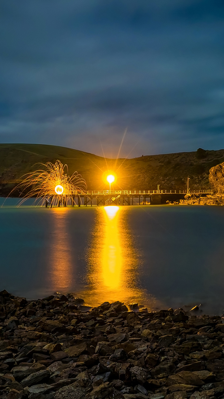 Обои отражение, природа, вода, ночь, атмосфера в разрешении 750x1334