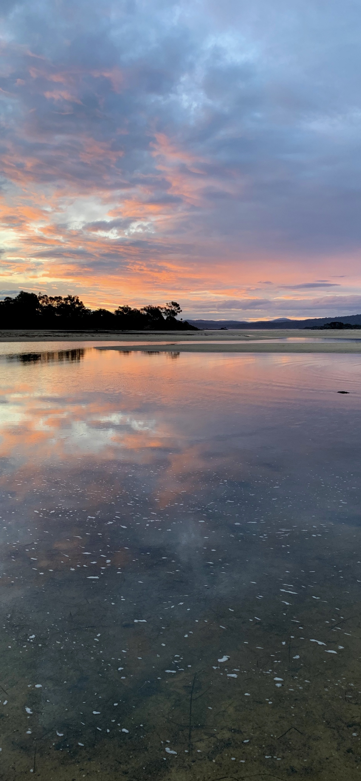 Обои отражение, облако, вода, атмосфера, гидроресурсы в разрешении 1242x2688
