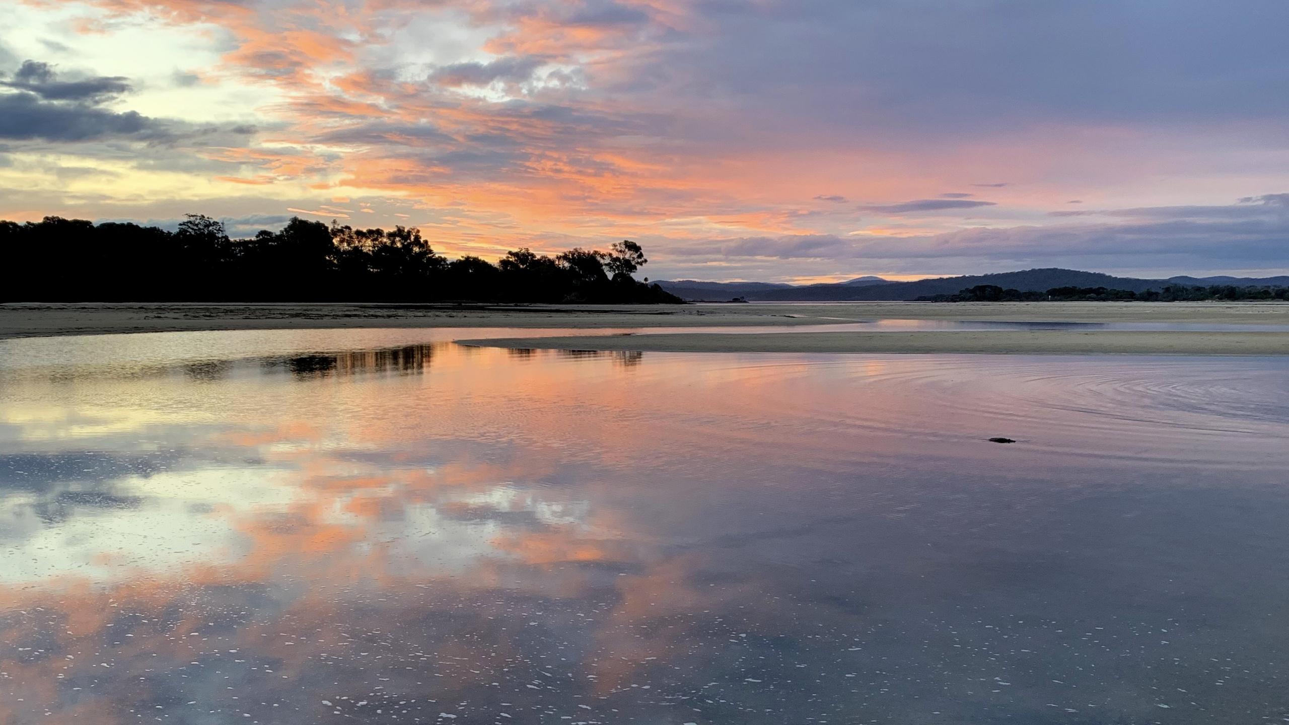 Обои отражение, облако, вода, атмосфера, гидроресурсы в разрешении 2560x1440