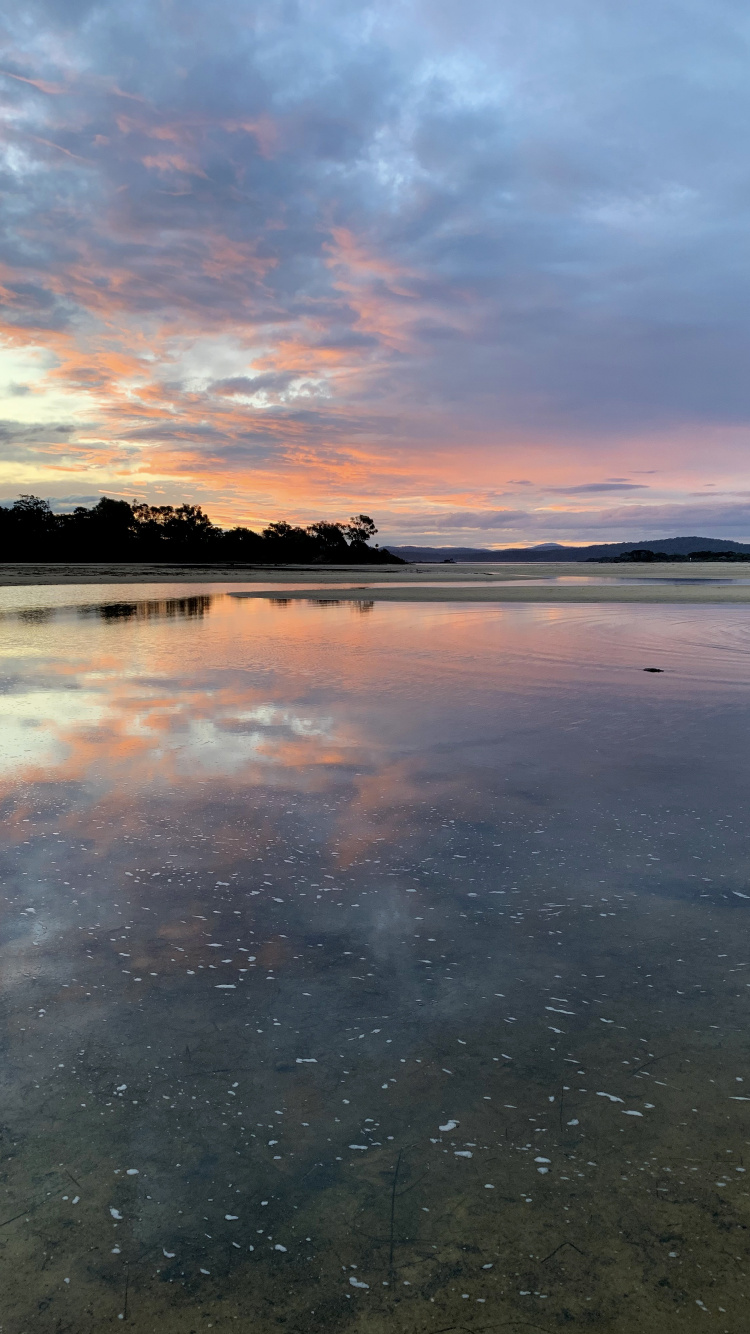 Обои отражение, облако, вода, атмосфера, гидроресурсы в разрешении 750x1334