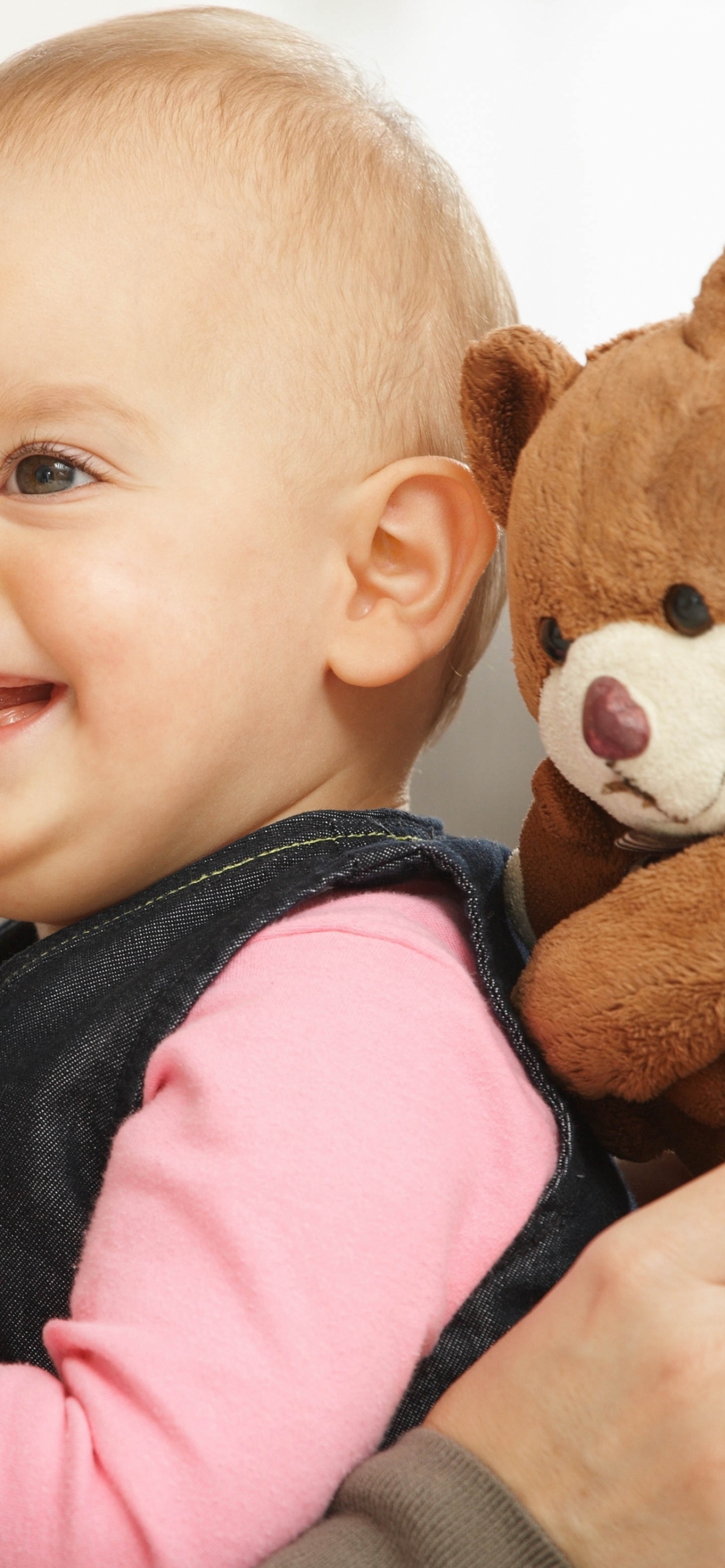 Обои ребенок, мягкая игрушка, малыш, девушка, ухо в разрешении 1242x2688