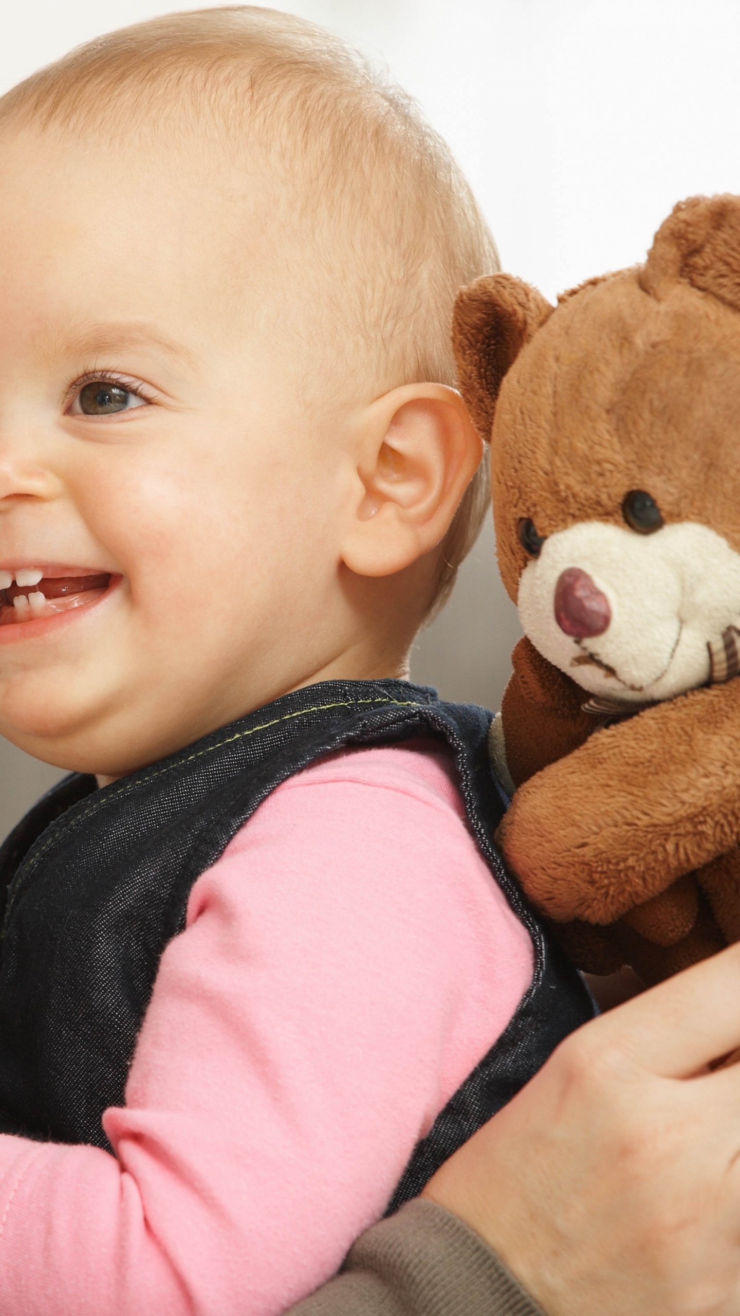 Обои ребенок, мягкая игрушка, малыш, девушка, ухо в разрешении 1440x2560