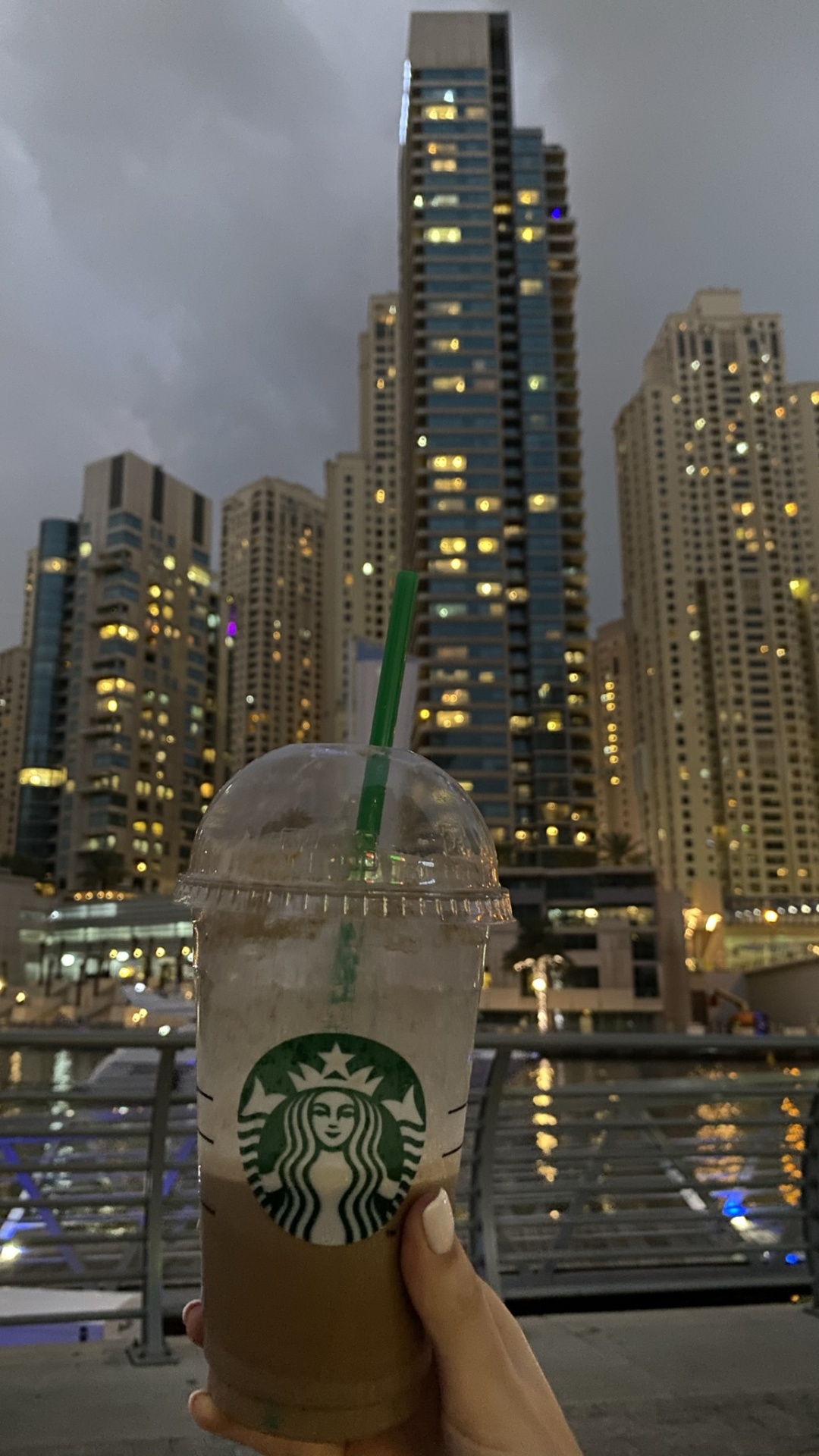 Обои старбакс, новый логотип starbucks 2011, башня, метрополия, городской район в разрешении 1080x1920