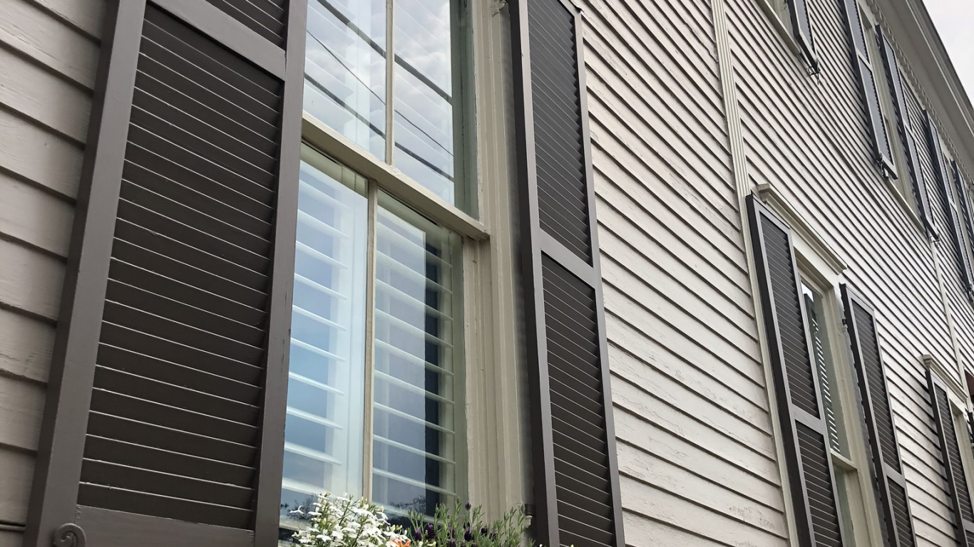 Обои окно, недвижимость, створки окна, крыша, родина в разрешении 1366x768