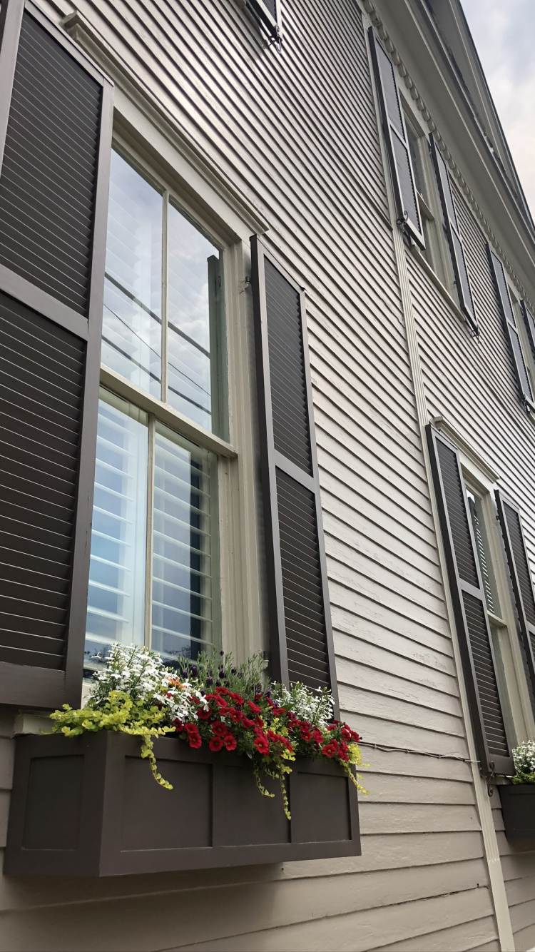 Обои окно, недвижимость, створки окна, крыша, родина в разрешении 750x1334