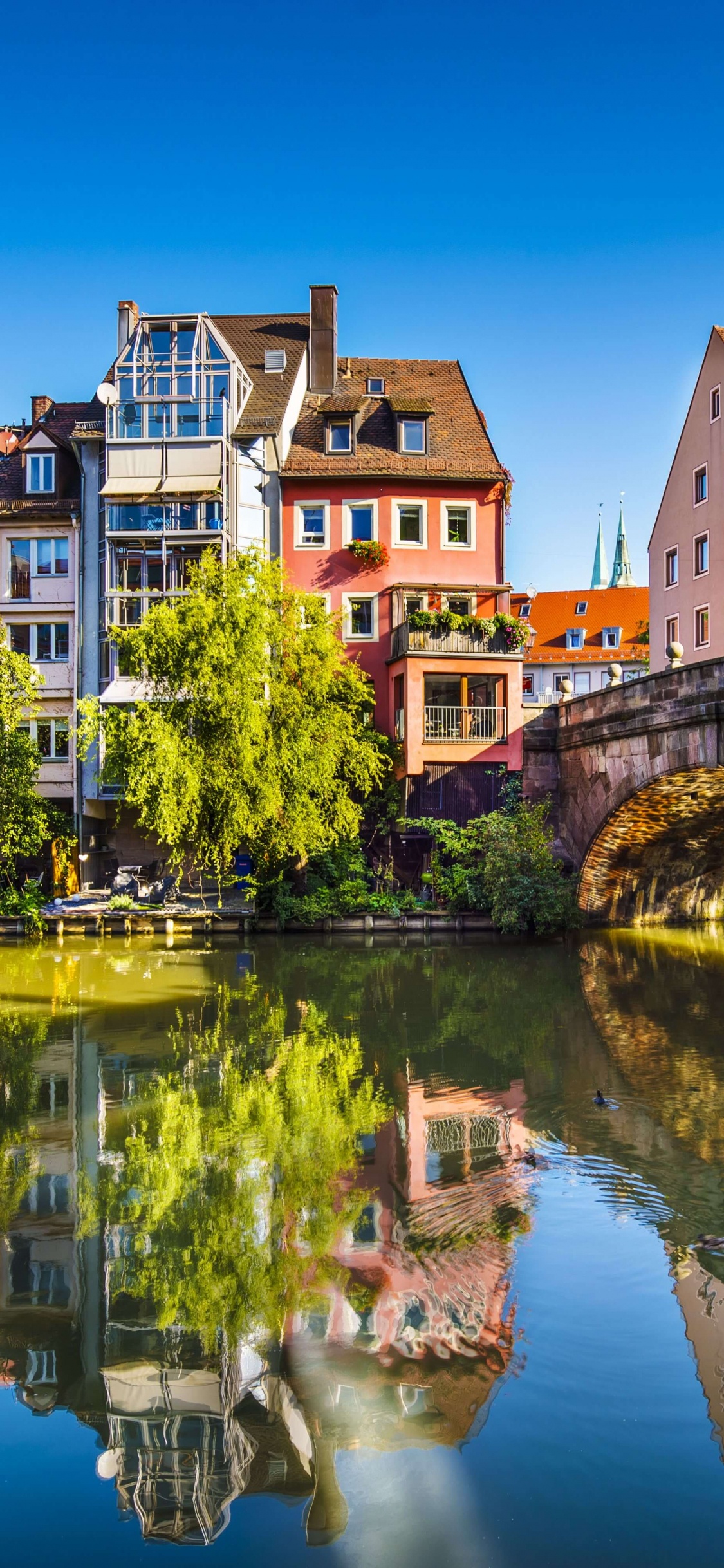 Обои поезд, отражение, водный путь, вода, канал в разрешении 1125x2436