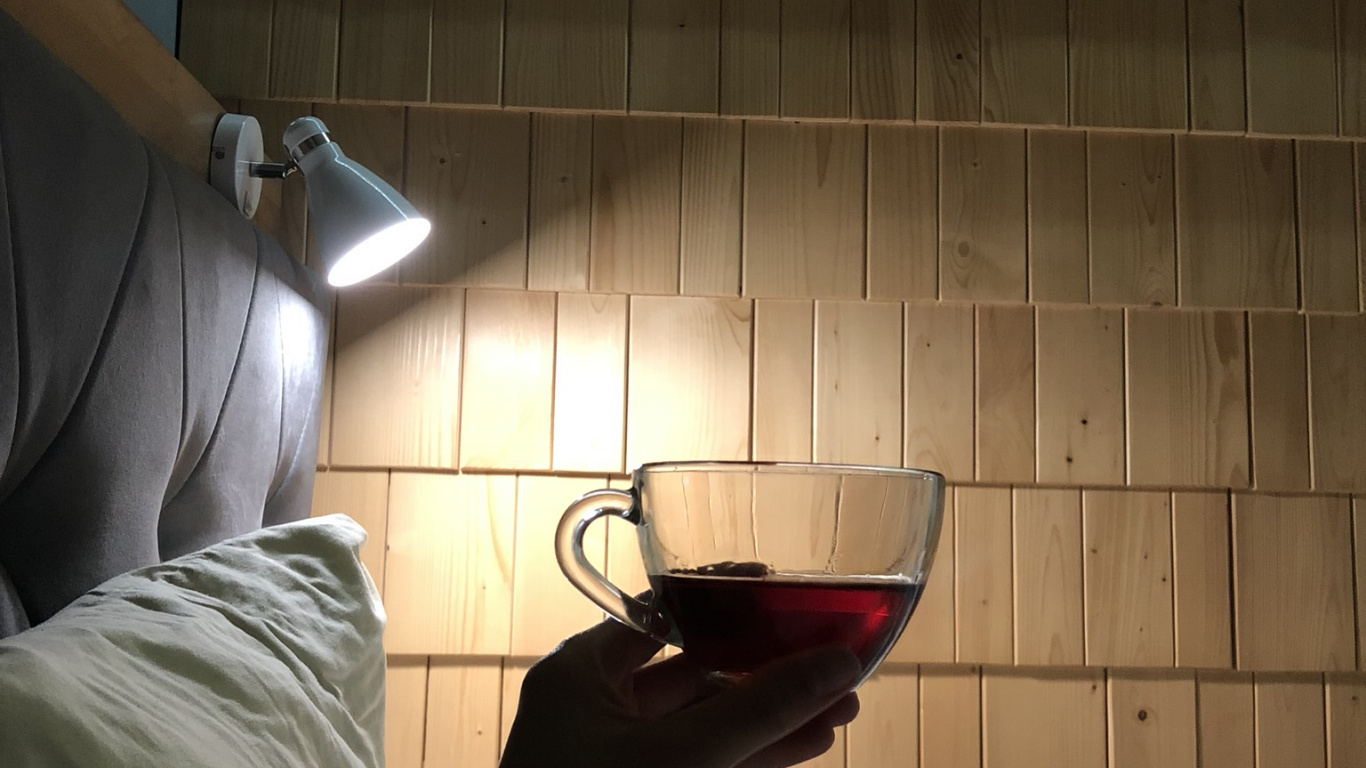 Обои свет, окно, бокал для вина, вино, рюмки в разрешении 1366x768