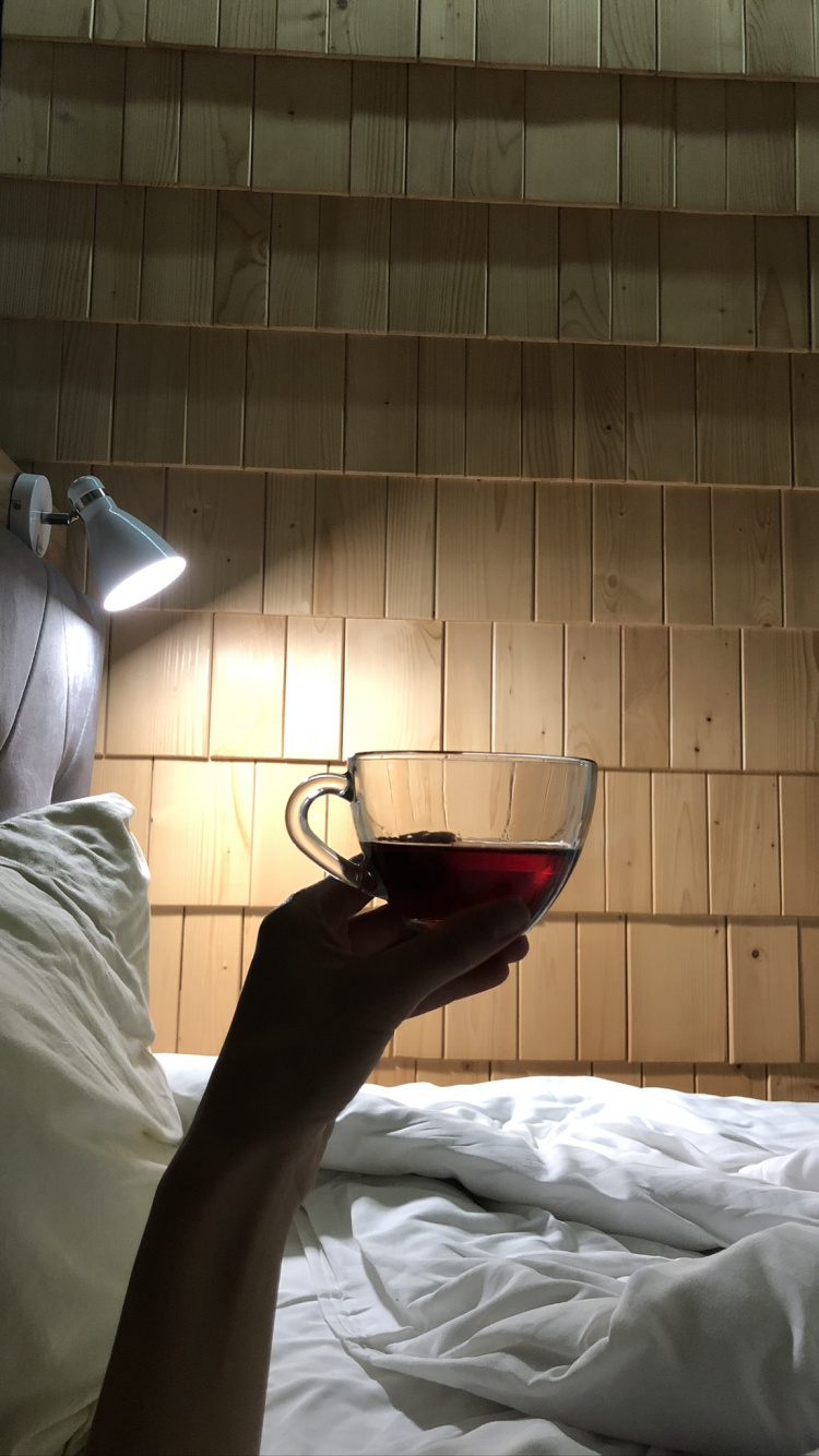 Обои свет, окно, бокал для вина, вино, рюмки в разрешении 750x1334