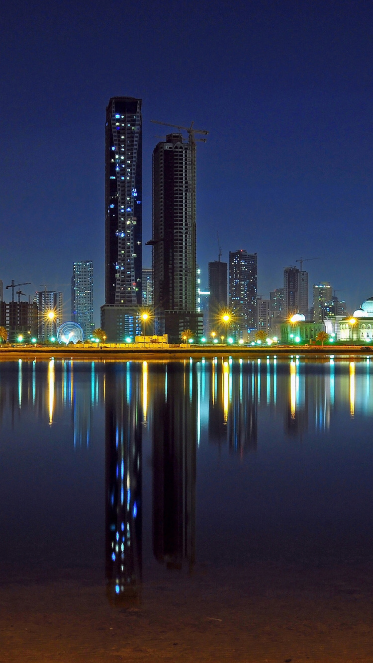 Обои городской пейзаж, небоскреб, отражение, город, линия горизонта в разрешении 750x1334