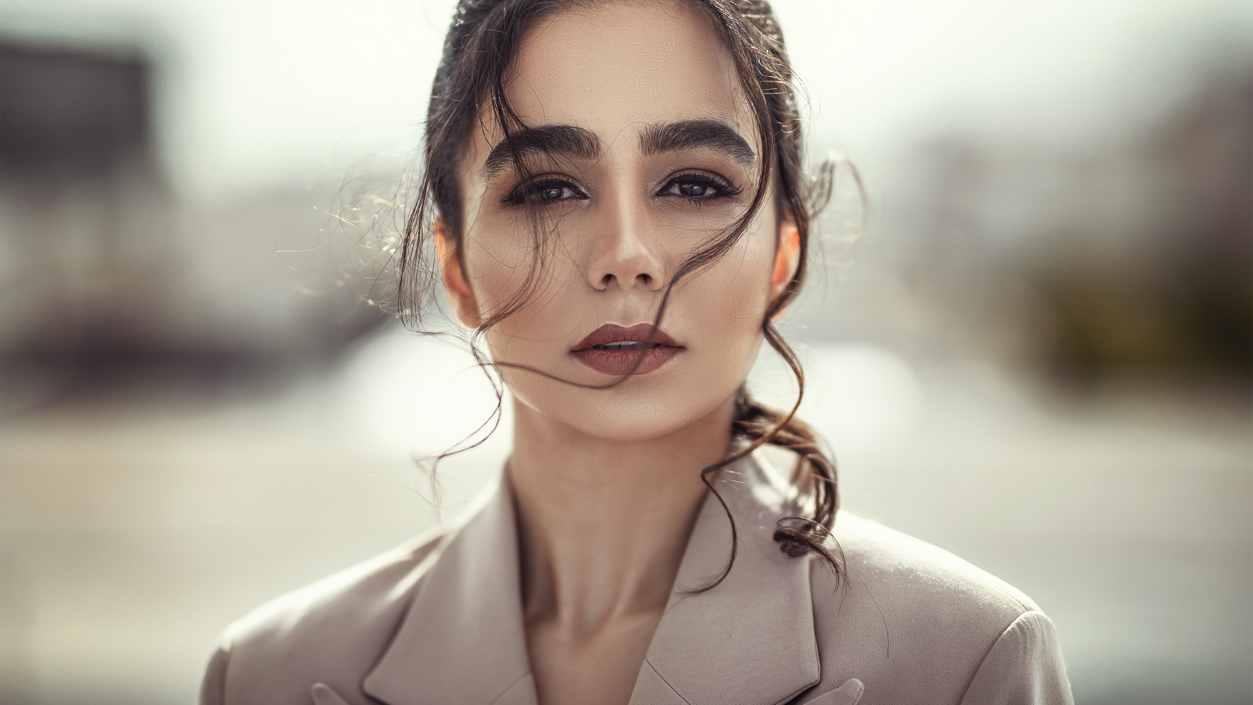 Обои лицо, волосы, губа, бровь, мимика в разрешении 2560x1440