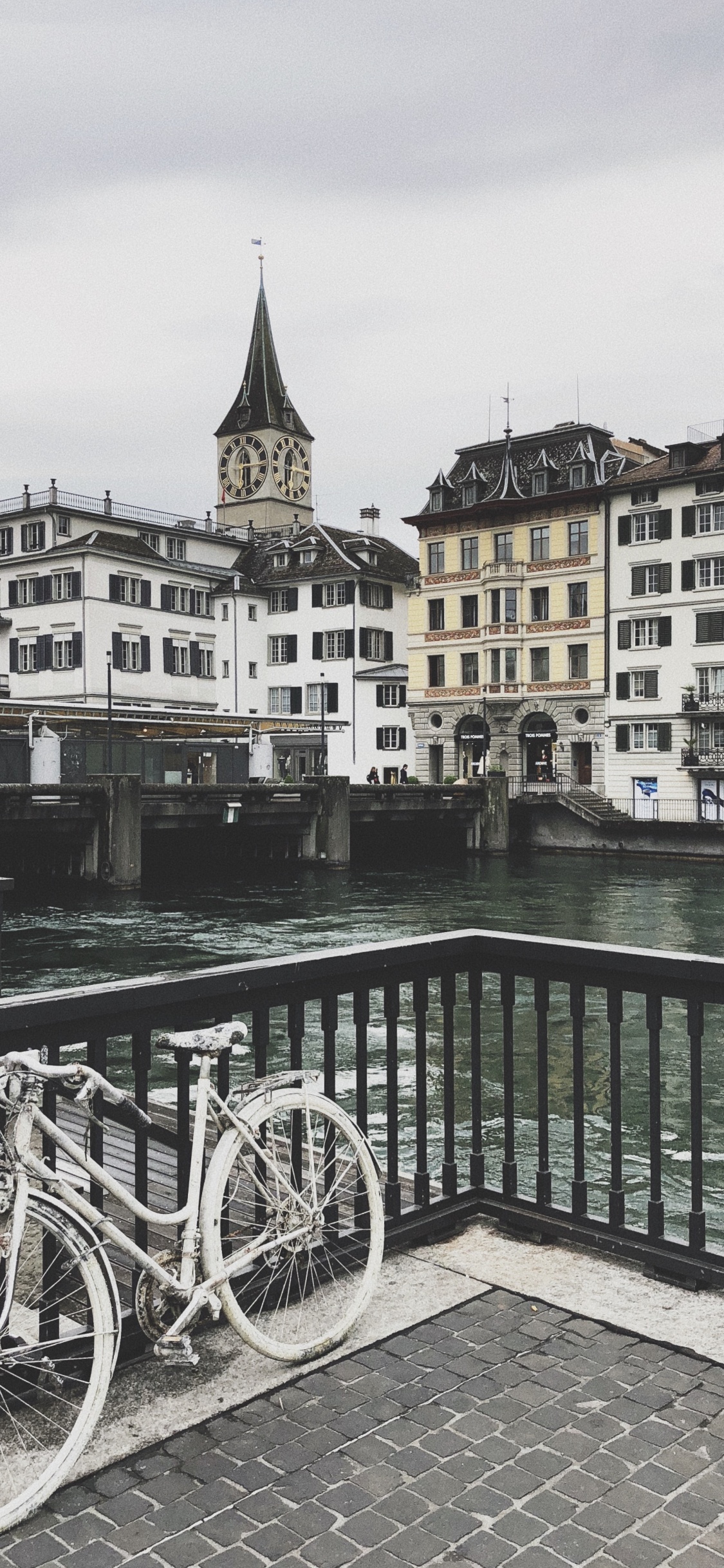 Обои вдоль реки, вода, велосипедное колесо, велосипедная шина, колесо в разрешении 1125x2436