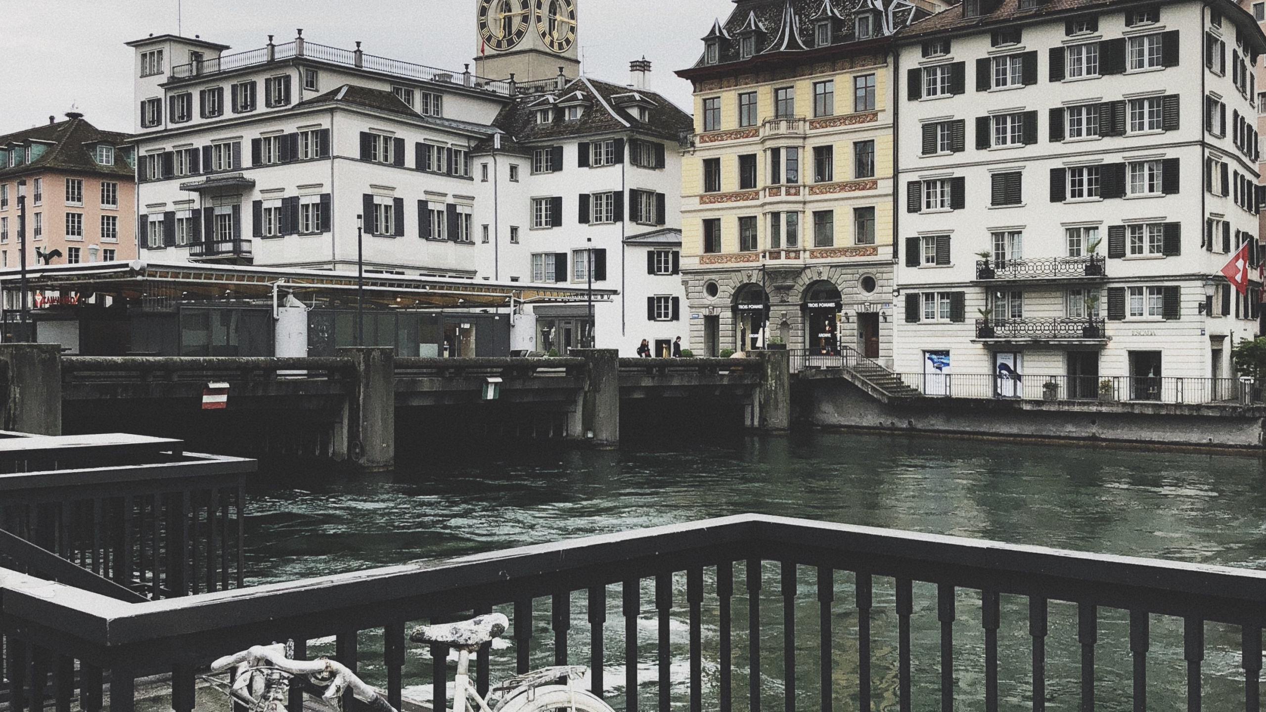 Обои вдоль реки, вода, велосипедное колесо, велосипедная шина, колесо в разрешении 2560x1440