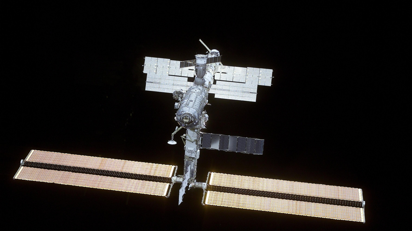 Обои космический аппарат, Международная космическая станция, космическая станция, крест, религиозный элемент в разрешении 1366x768