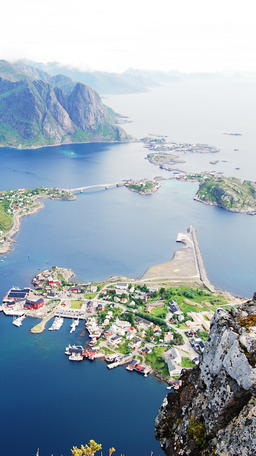 Обои Лофотен, фьорд, мыс, вход, туризм в разрешении 1080x1920