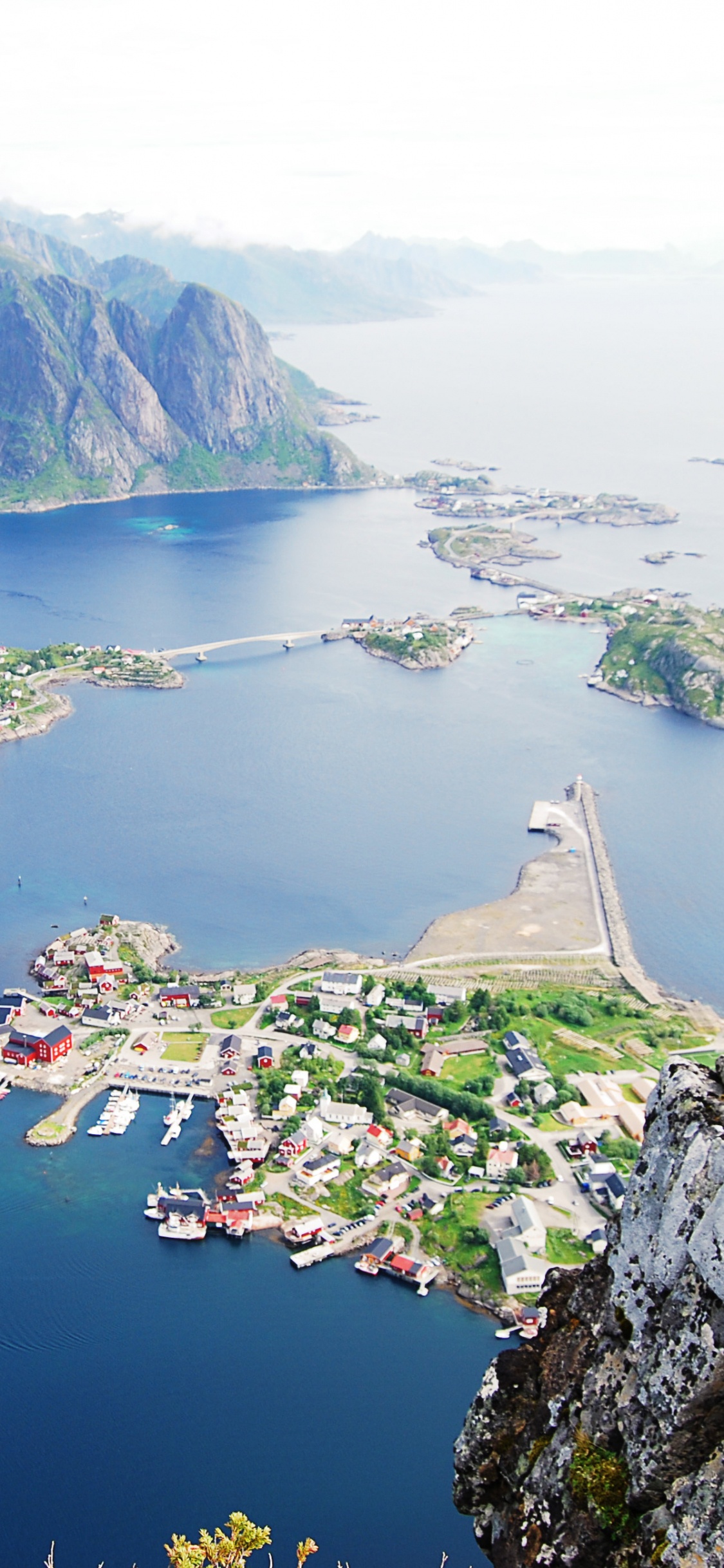 Обои Лофотен, фьорд, мыс, вход, туризм в разрешении 1125x2436