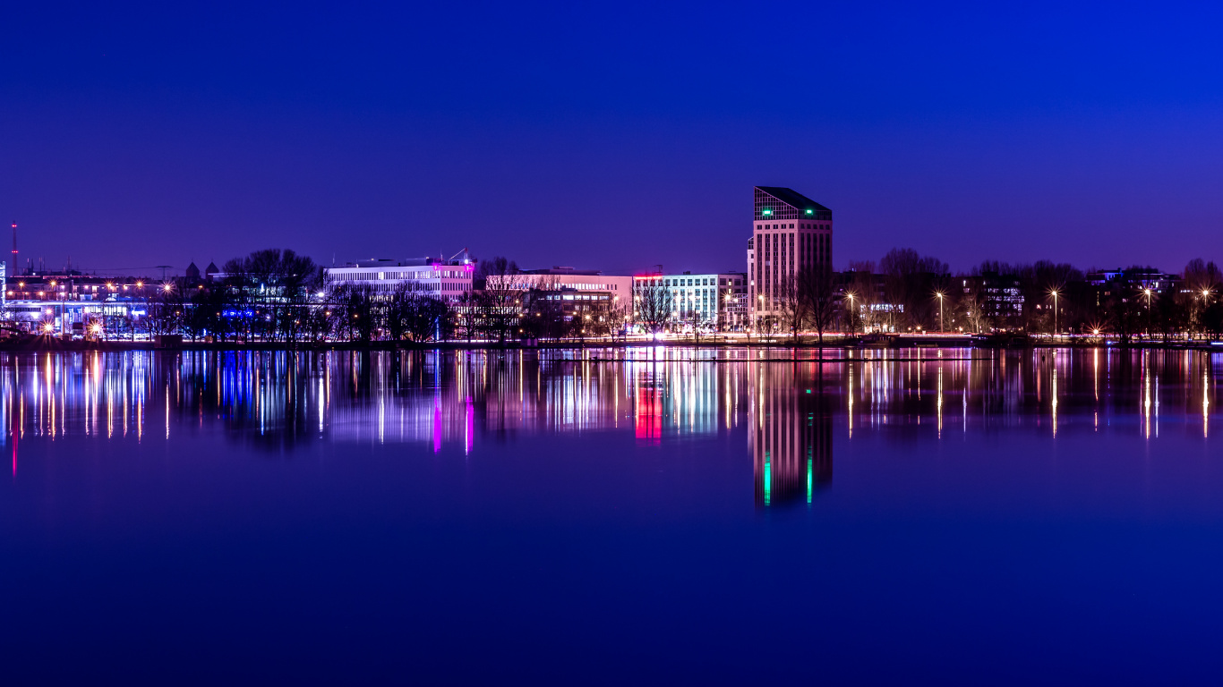 Обои панорама, ночь, отражение, синий, город в разрешении 1366x768