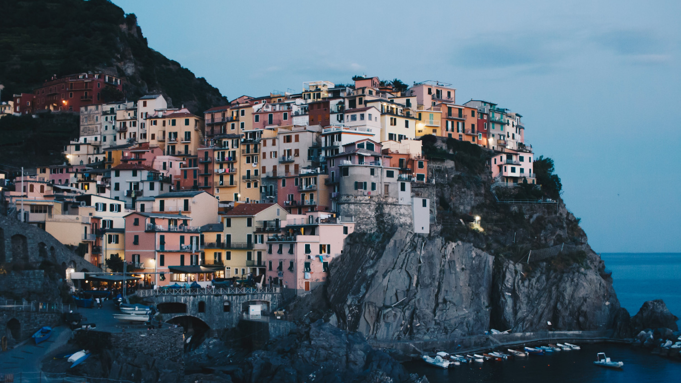 Обои побережье, море, городок, обрыв, мыс в разрешении 1366x768