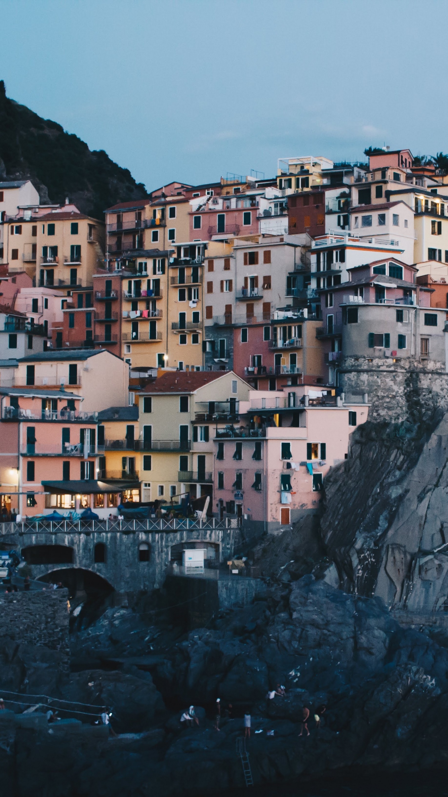 Обои побережье, море, городок, обрыв, мыс в разрешении 1440x2560