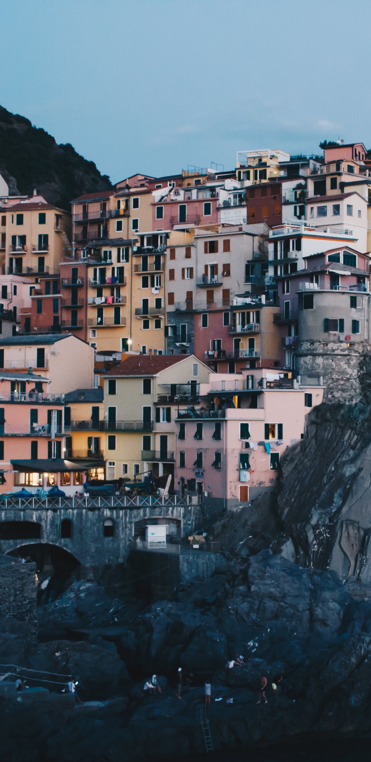 Обои побережье, море, городок, обрыв, мыс в разрешении 1440x2960