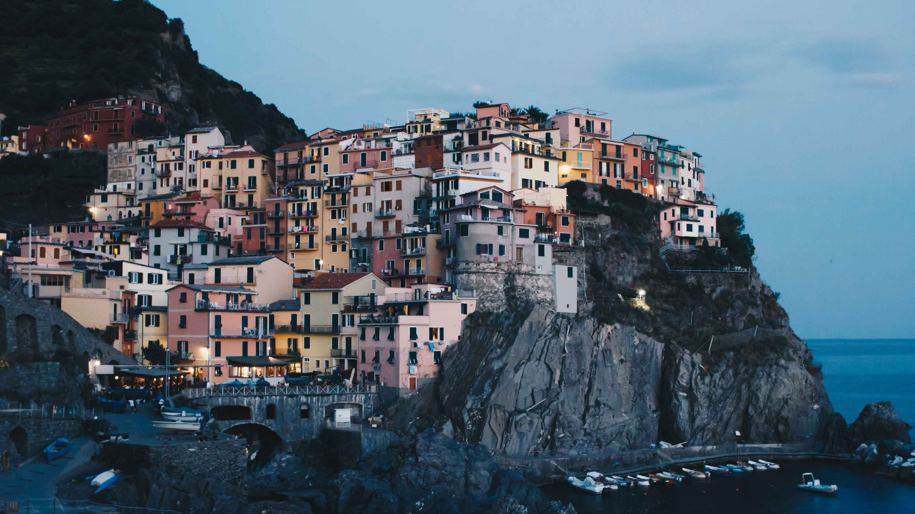 Обои побережье, море, городок, обрыв, мыс в разрешении 3840x2160