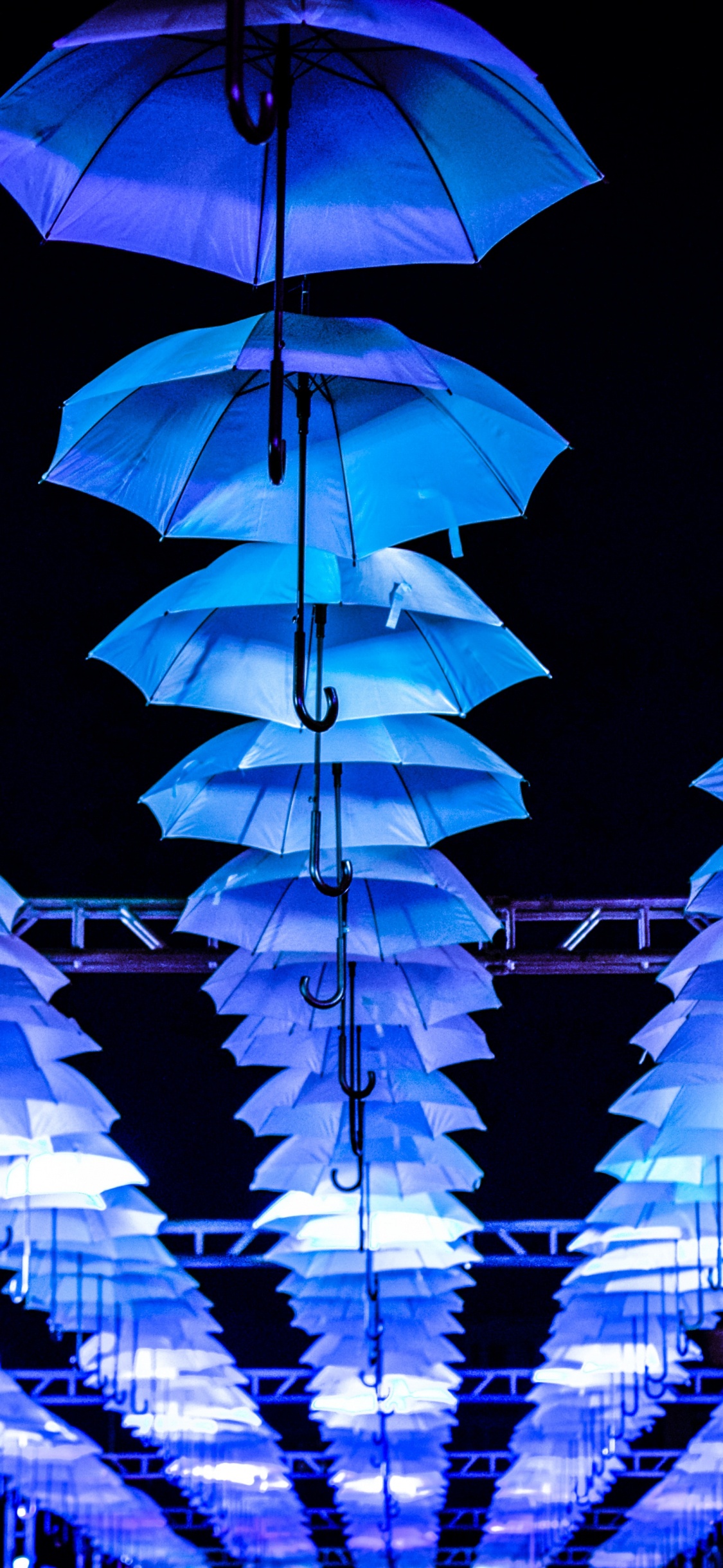 Обои зонтик, синий, освещение, свет, электрик в разрешении 1125x2436