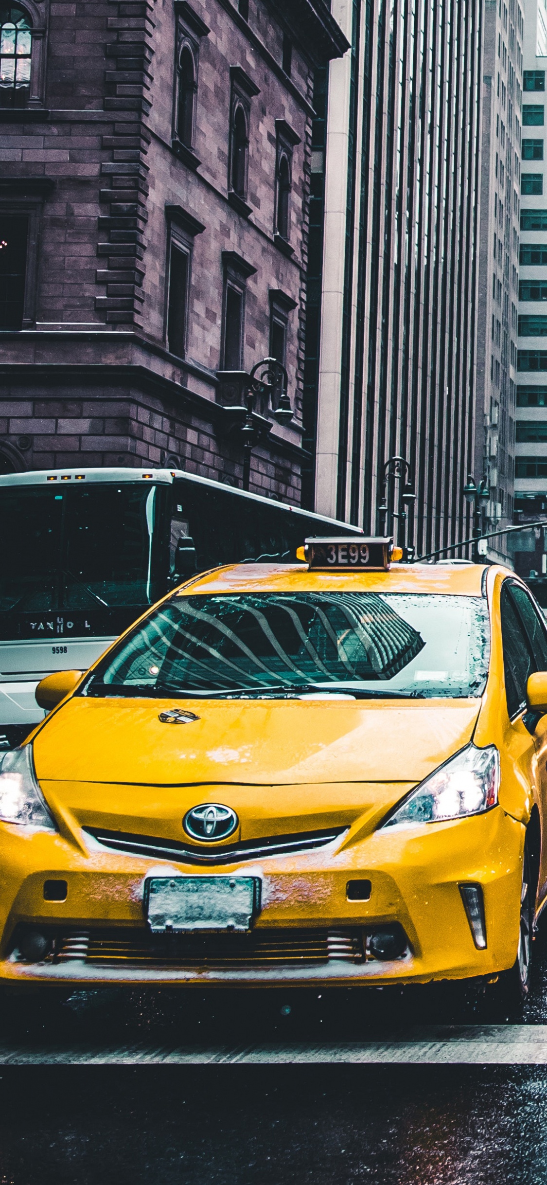 Обои желтый, авто, транспорт, городской район, улица в разрешении 1125x2436