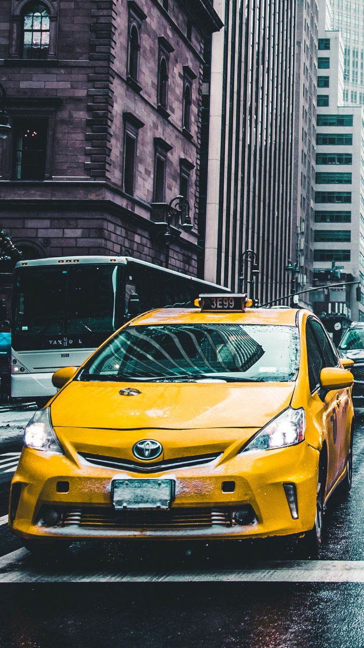 Обои желтый, авто, транспорт, городской район, улица в разрешении 720x1280