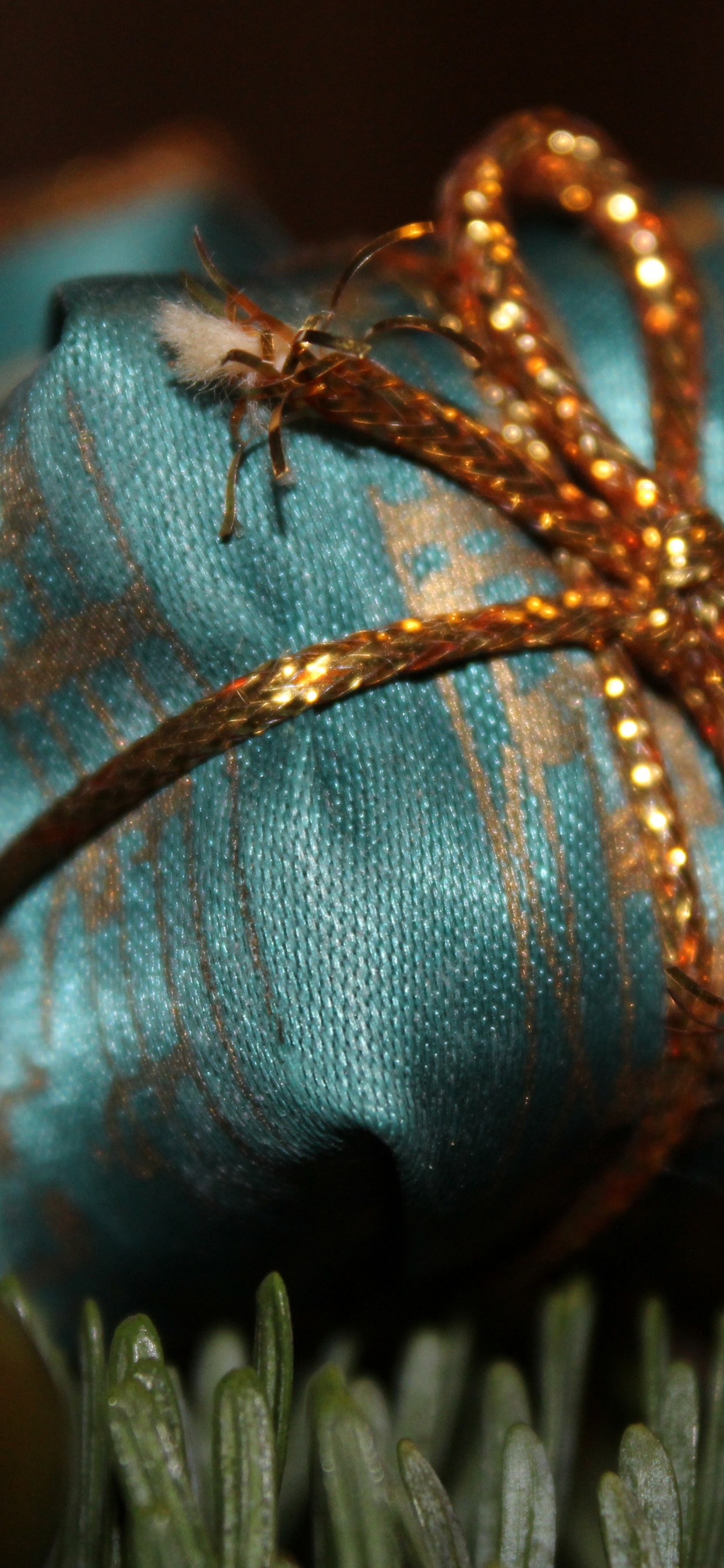 Обои Рождественский подарок, Рождественский день, рождественский орнамент, Рождественские украшения, синий в разрешении 1242x2688