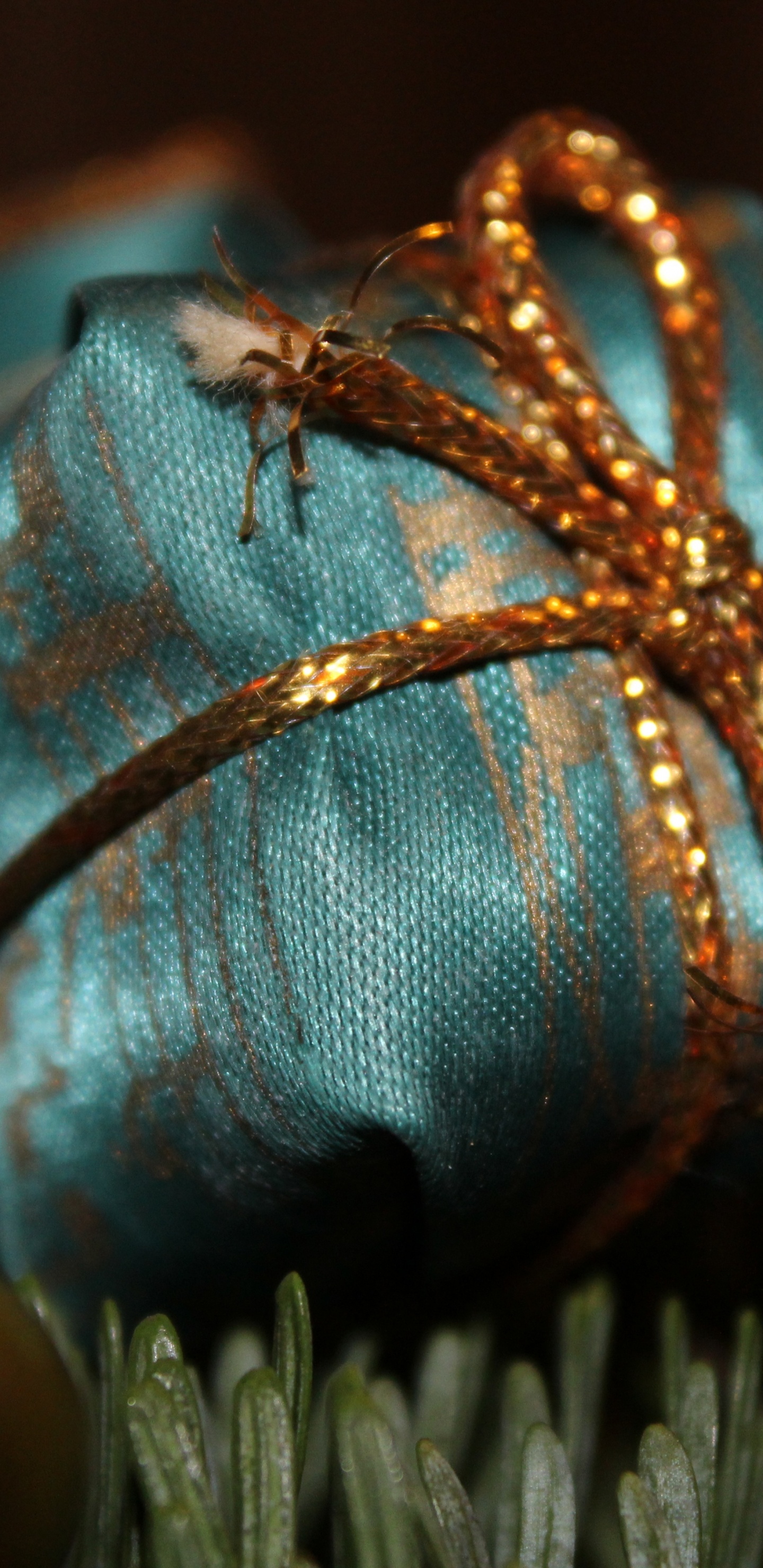 Обои Рождественский подарок, Рождественский день, рождественский орнамент, Рождественские украшения, синий в разрешении 1440x2960