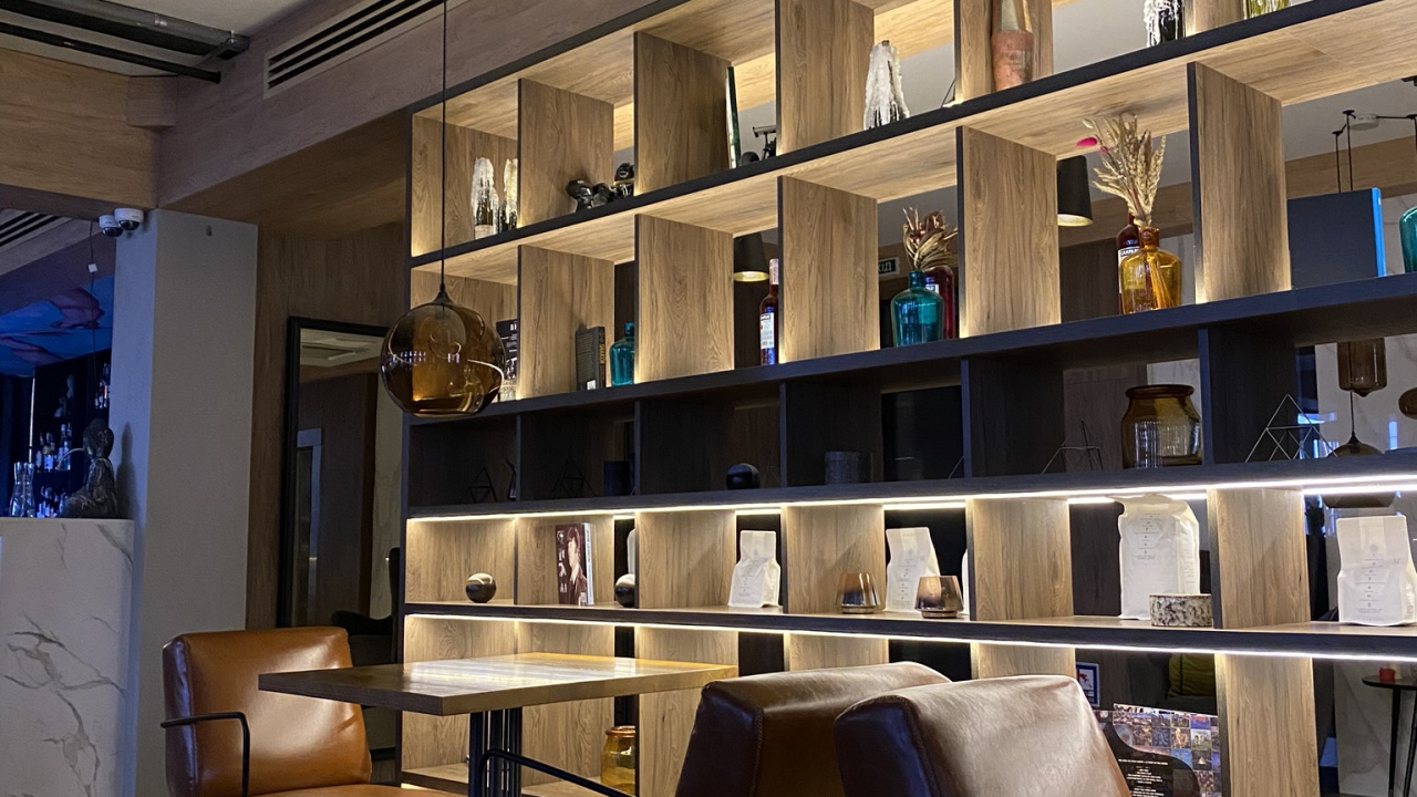 Обои дизайн интерьера, гостиная комната, освещение, комната, полка в разрешении 1280x720