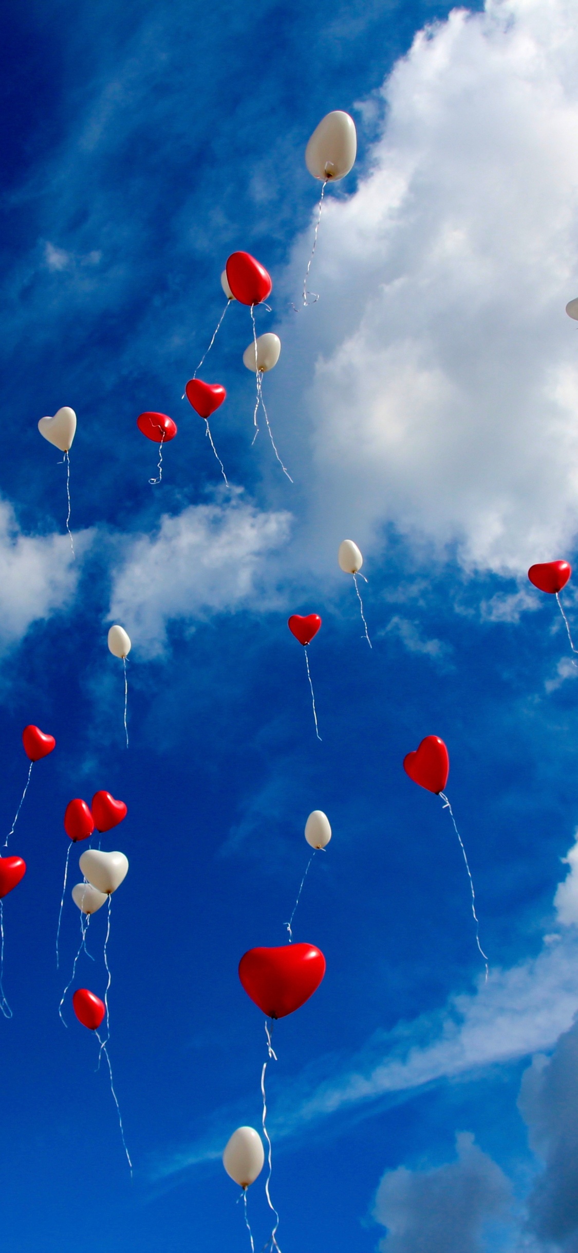 Обои воздушный шарик, сердце, синий, облако, дневное время в разрешении 1125x2436