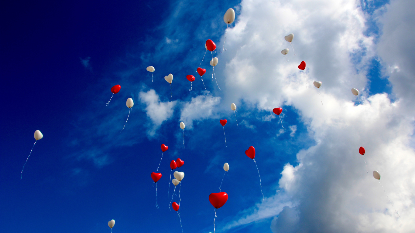 Обои воздушный шарик, сердце, синий, облако, дневное время в разрешении 1366x768