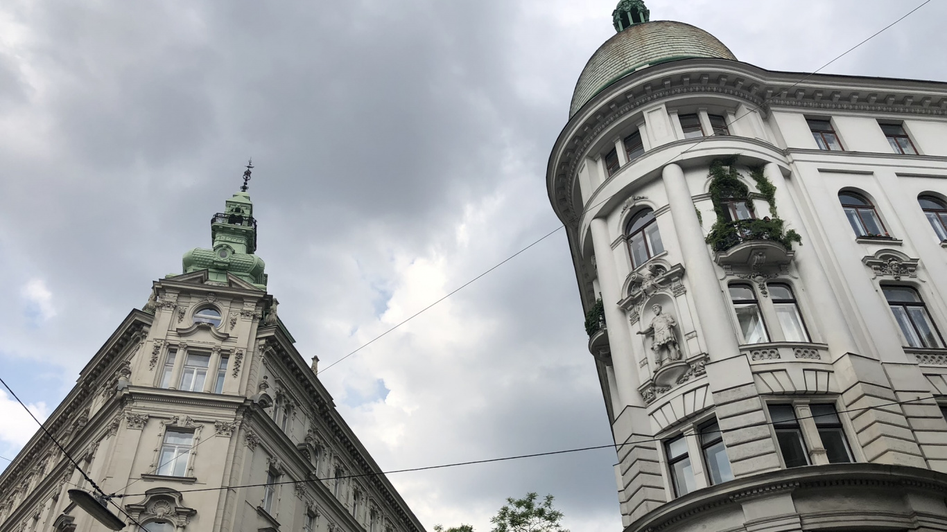 Обои ориентир, окно, облако, архитектура, фасад в разрешении 1366x768