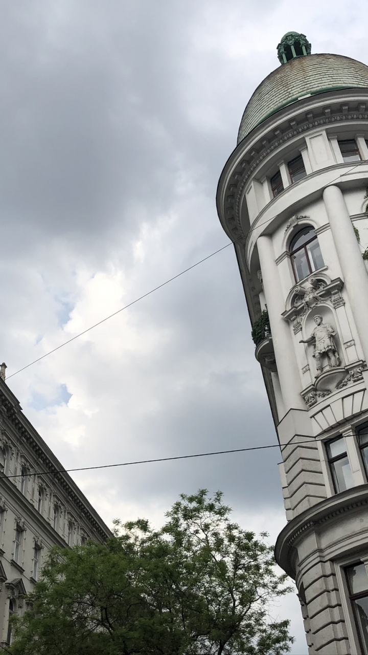 Обои ориентир, окно, облако, архитектура, фасад в разрешении 720x1280