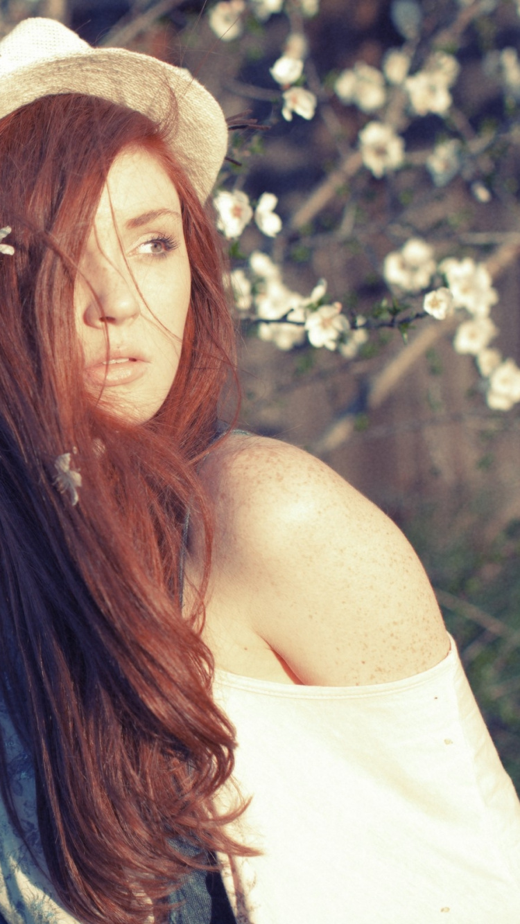 Обои красота, рыжие волосы, прическа, девушка, дерево в разрешении 750x1334