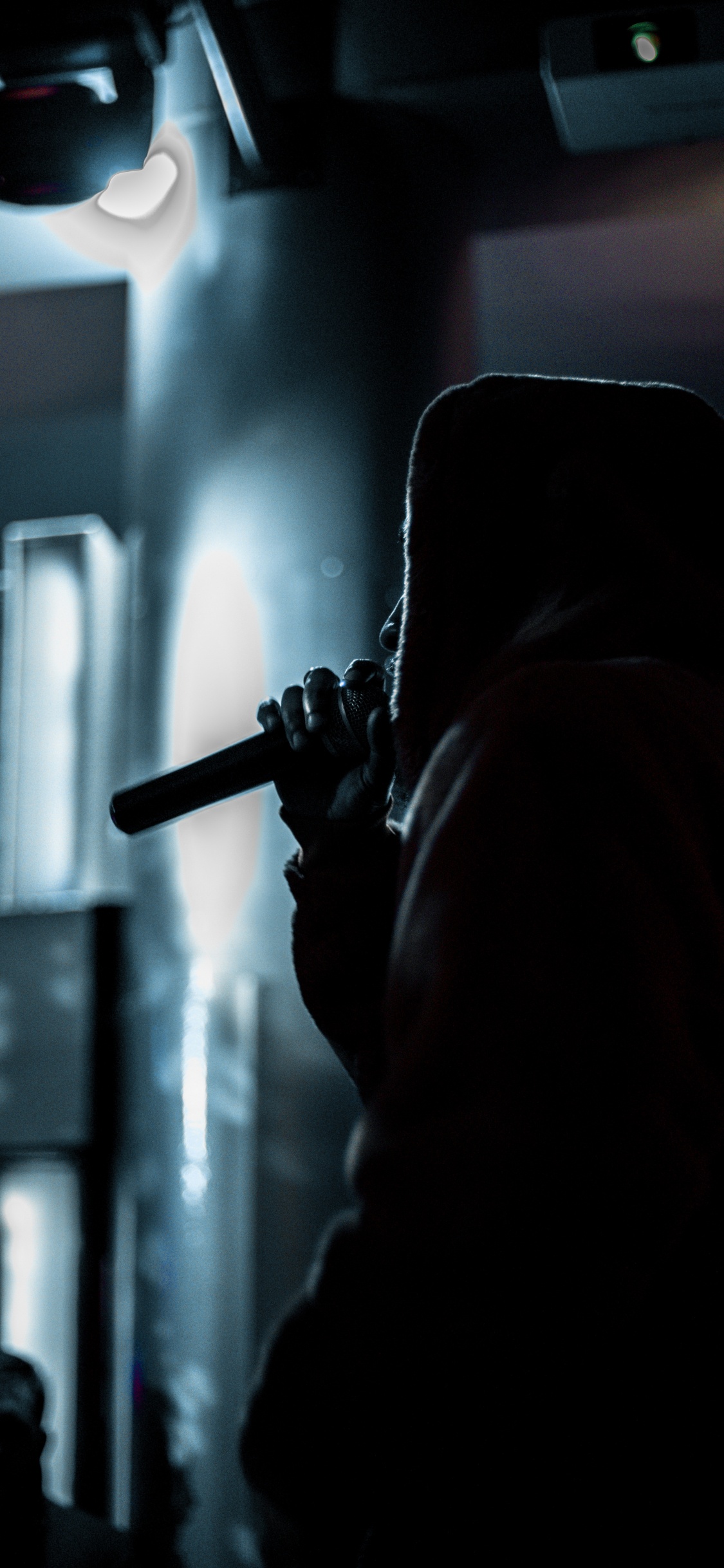 Обои свет, темнота, металл, такт, черный в разрешении 1125x2436