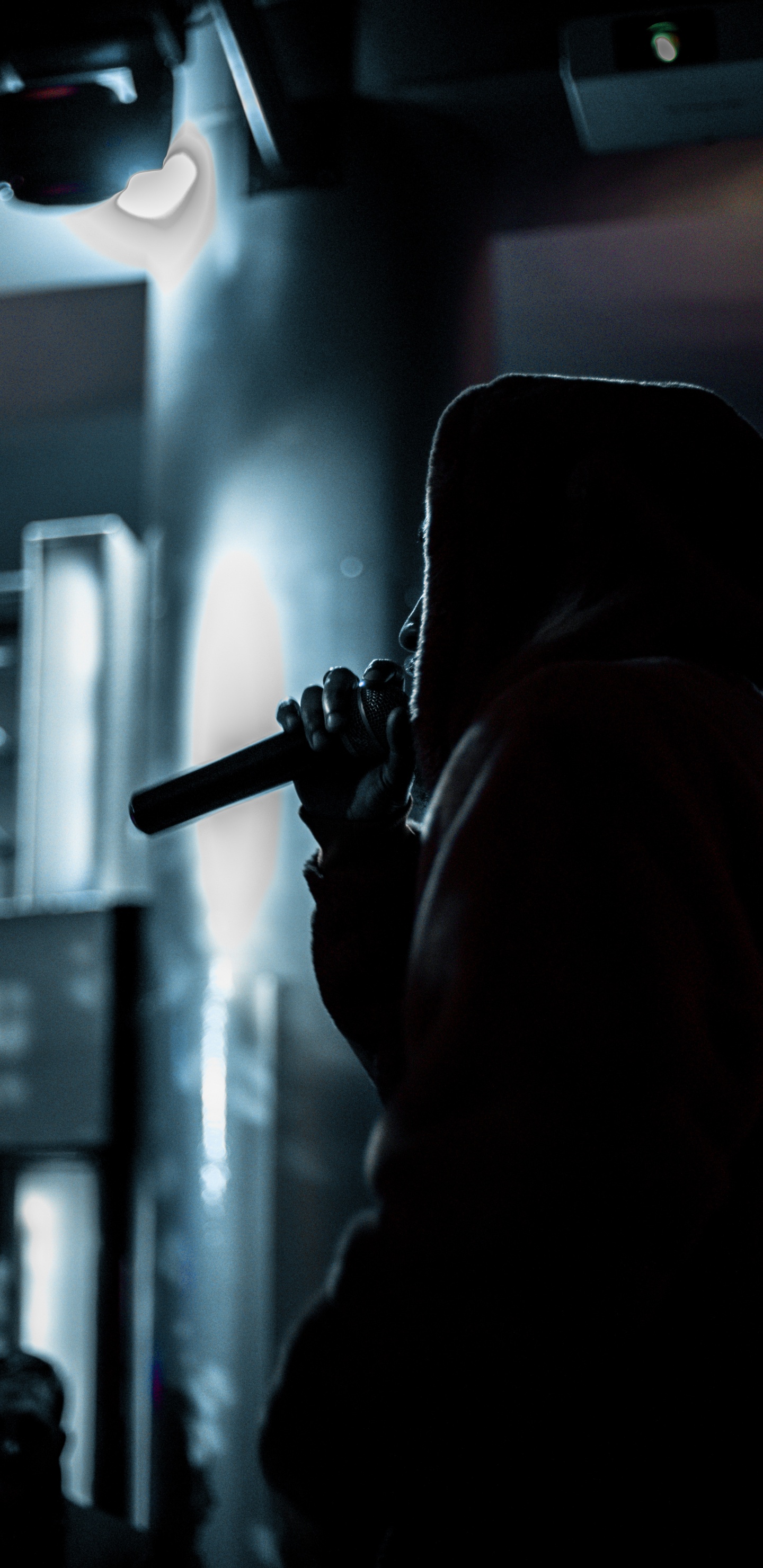 Обои свет, темнота, металл, такт, черный в разрешении 1440x2960