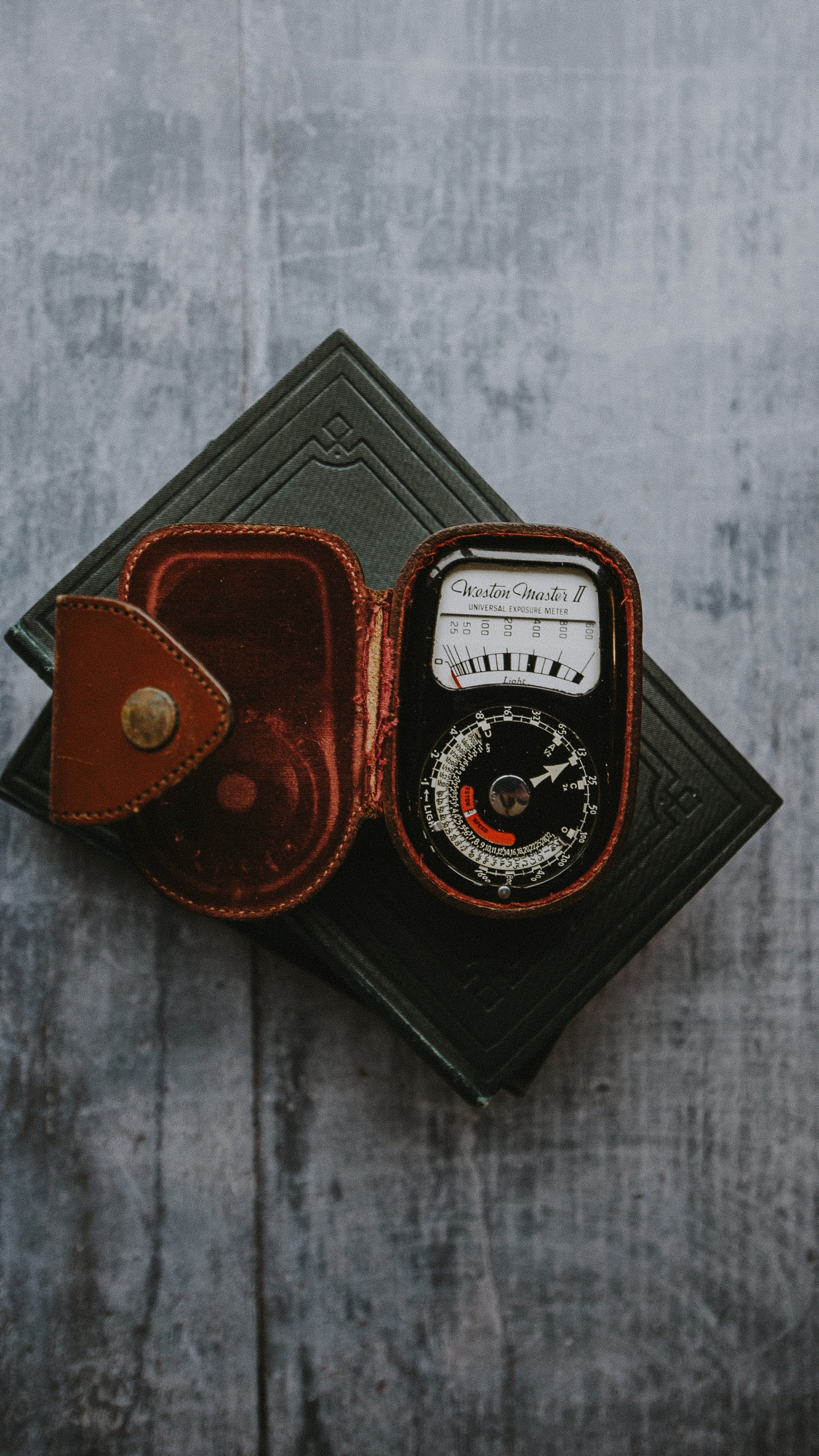 Обои модный аксессуар, кожа, измерительный прибор в разрешении 1440x2560