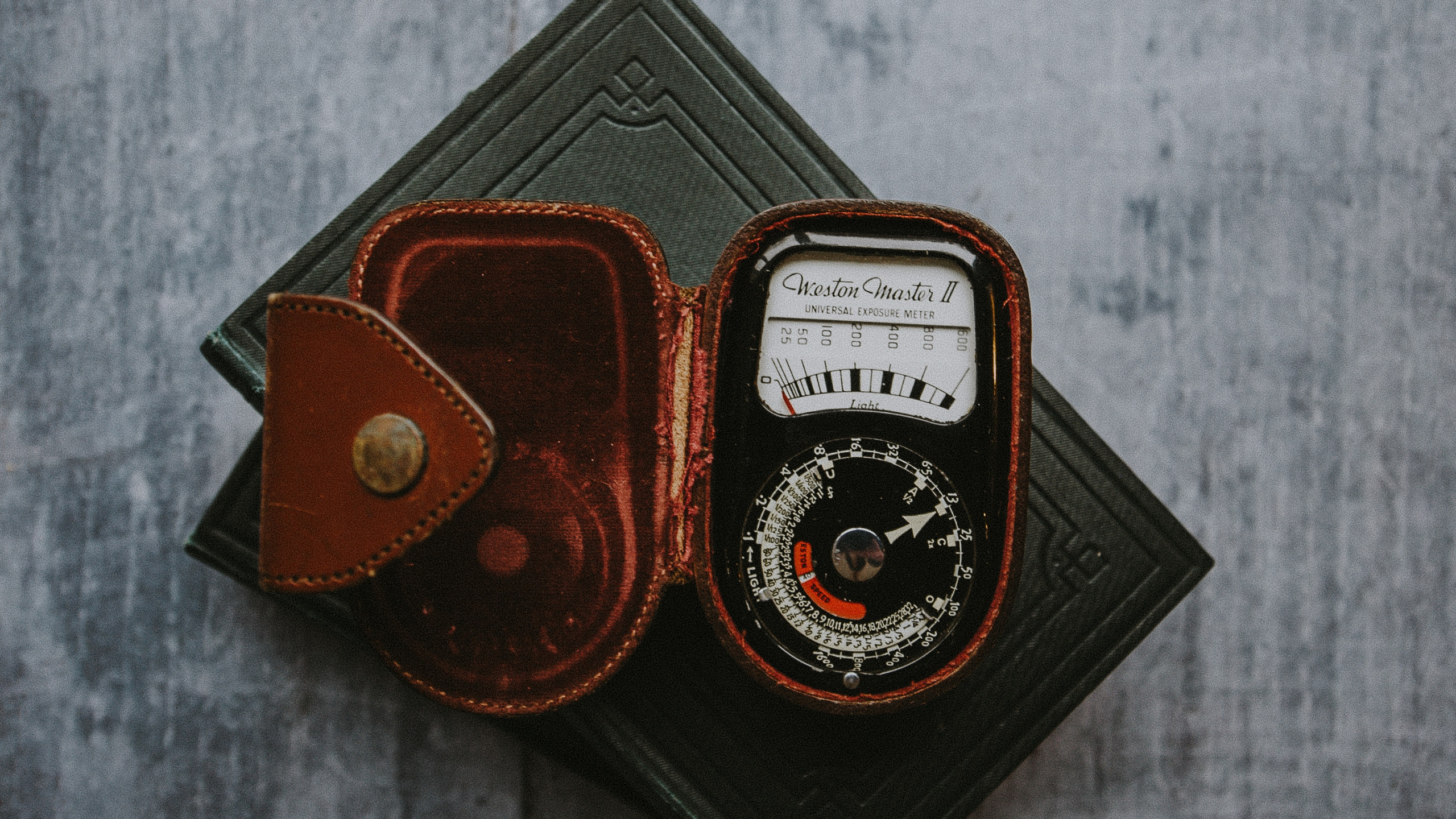 Обои модный аксессуар, кожа, измерительный прибор в разрешении 2560x1440
