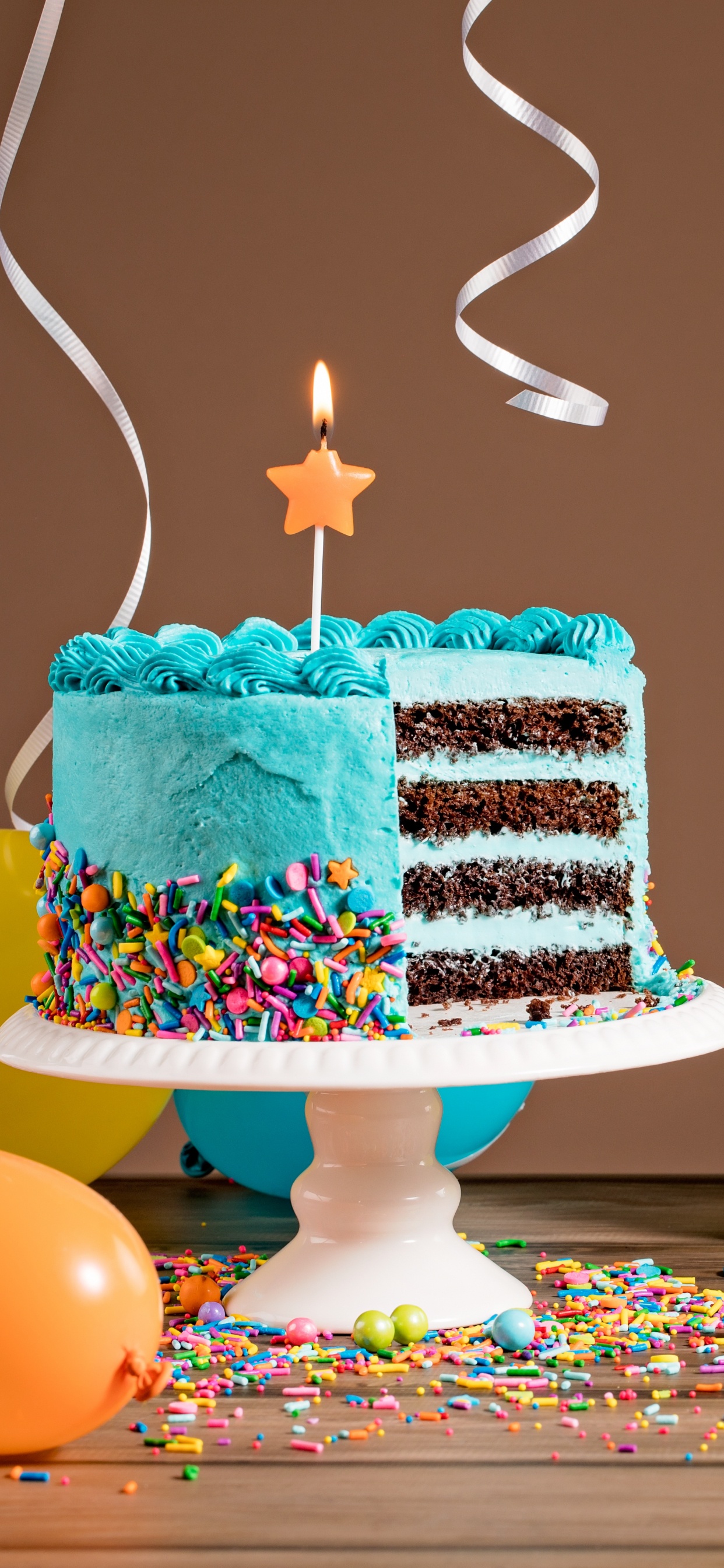 Обои праздничный торт, дата рождения, торт украшение, масляный крем, сладость в разрешении 1242x2688