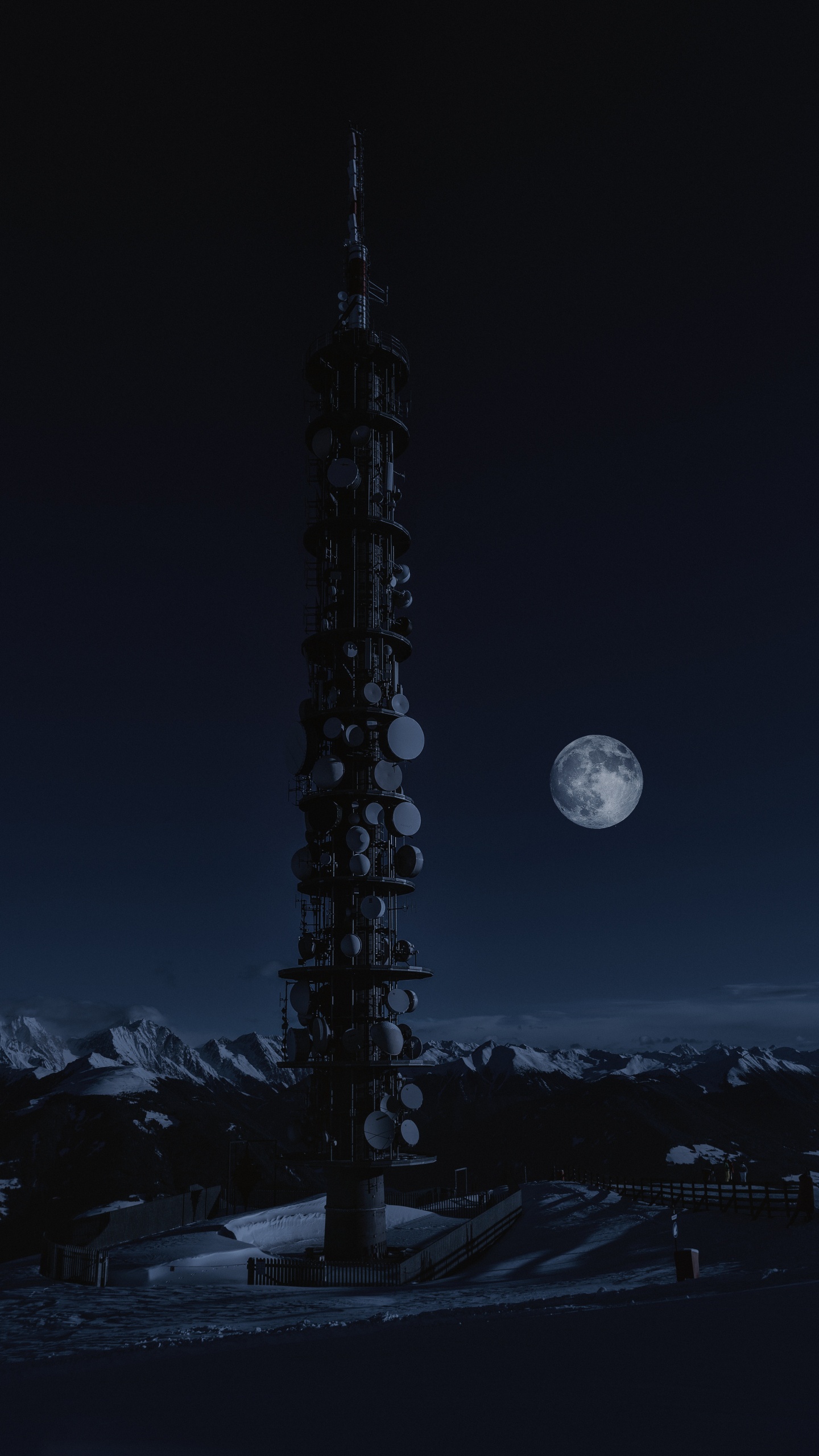 Обои ночь, луна, полночь, вышка, небесное явление в разрешении 1440x2560